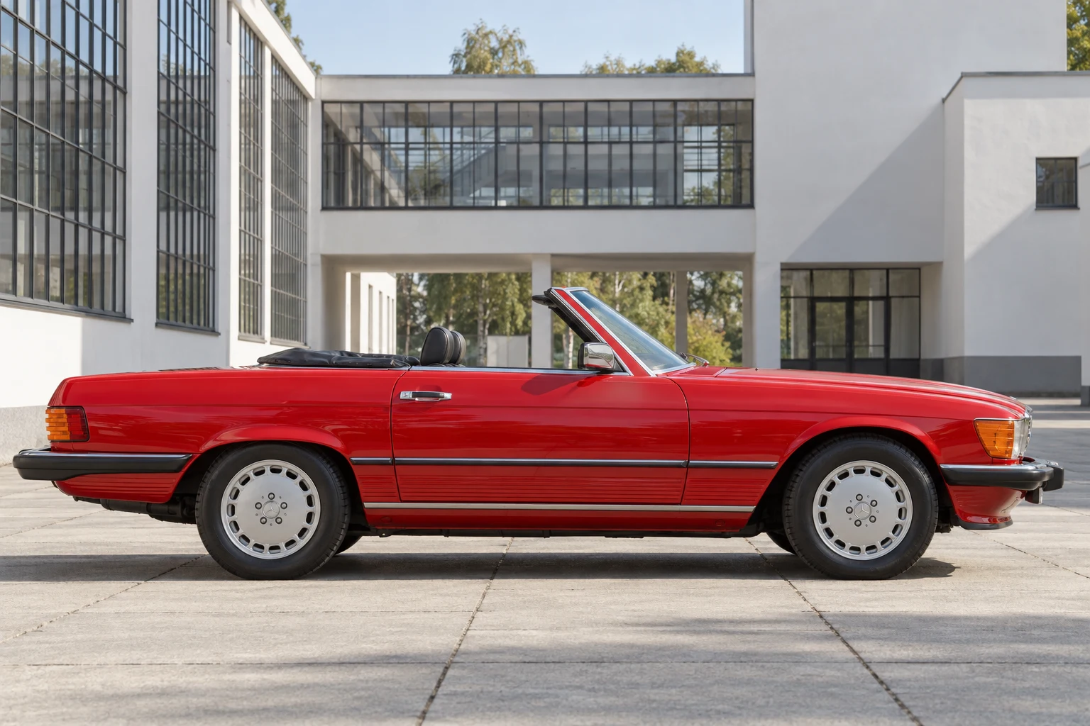 Seitenansicht (Fahrerseite) des Mercedes-Benz SL 3 als SL Roadster mit Hardtop/Softtop (R107) (mit KI erzeugt)