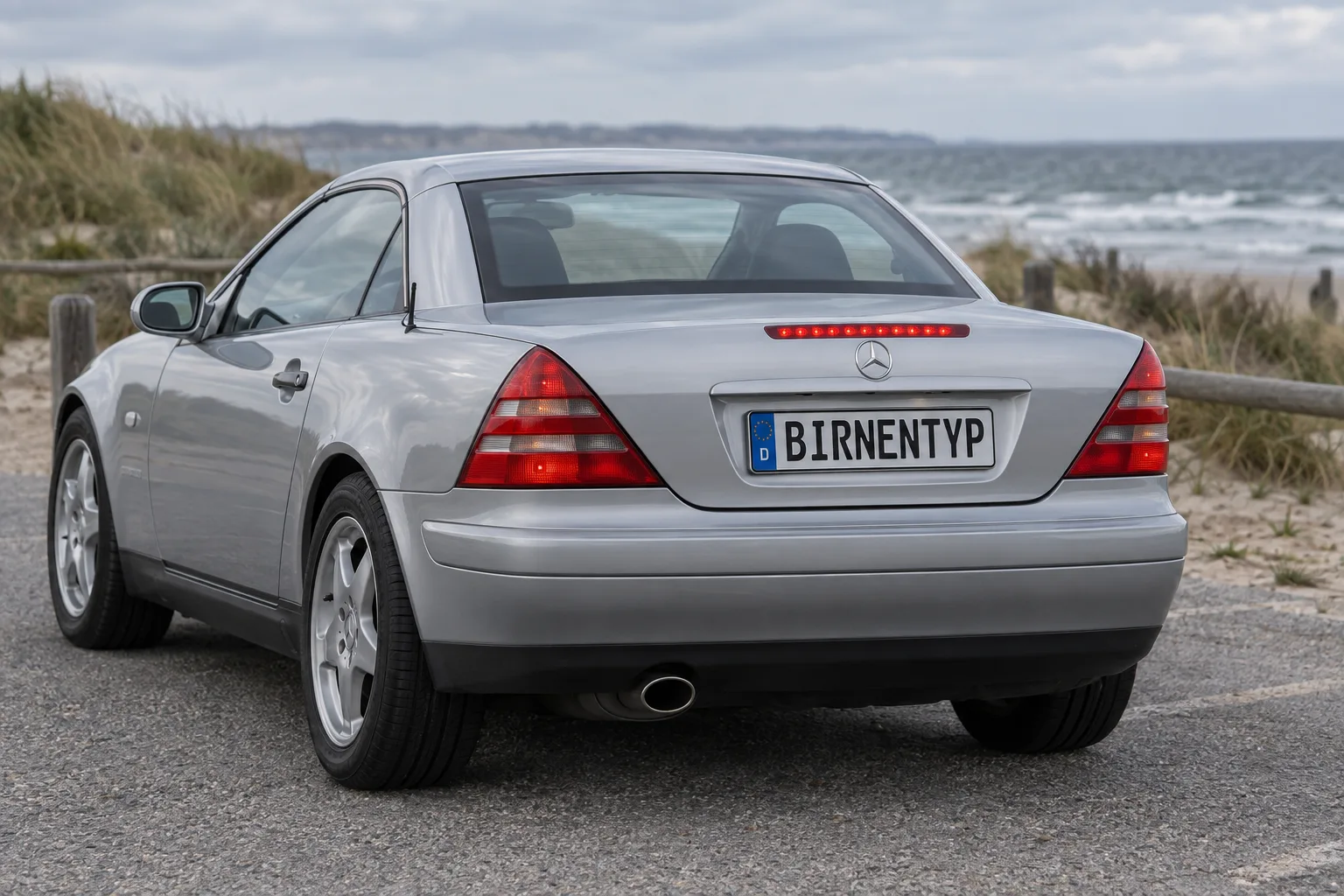 Leuchtende dritte Bremsleuchte eines silbernen Mercedes SLK der ersten Generation (mit KI erzeugt)