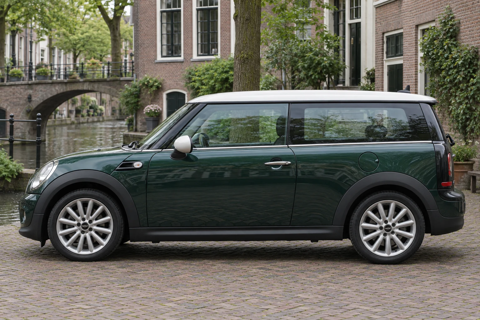 Seitenansicht (Fahrerseite) des Mini Clubman / Countryman 1 als Clubman (R55) (mit KI erzeugt)