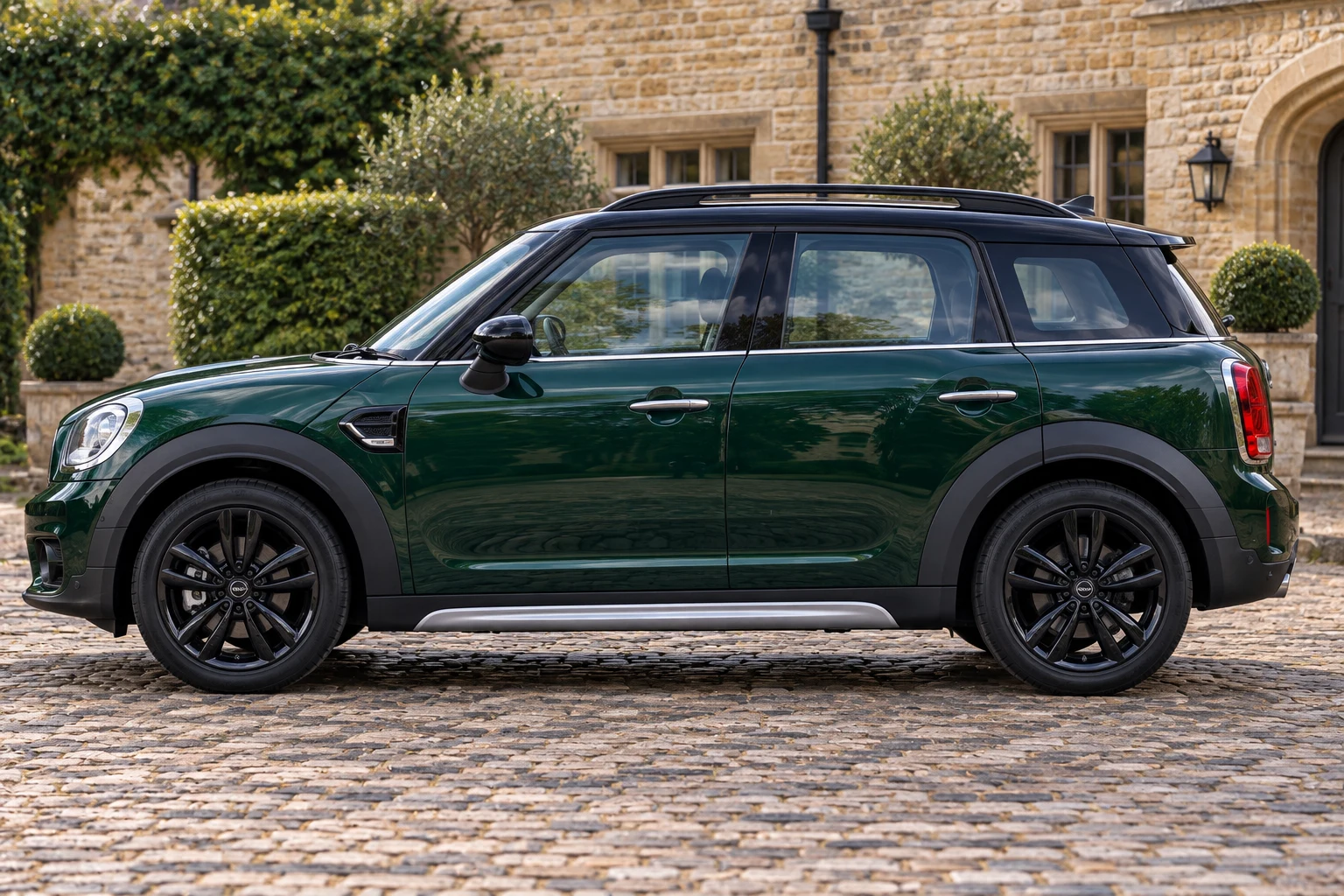 Seitenansicht (Fahrerseite) des Mini Clubman / Countryman 2 als Countryman (F60) (mit KI erzeugt)