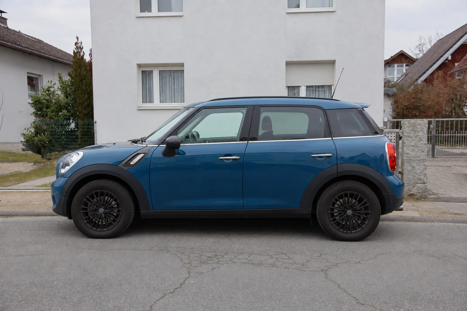 Seitenansicht (Fahrerseite) des MINI Countryman als Countryman (R60) (mit KI erzeugt)