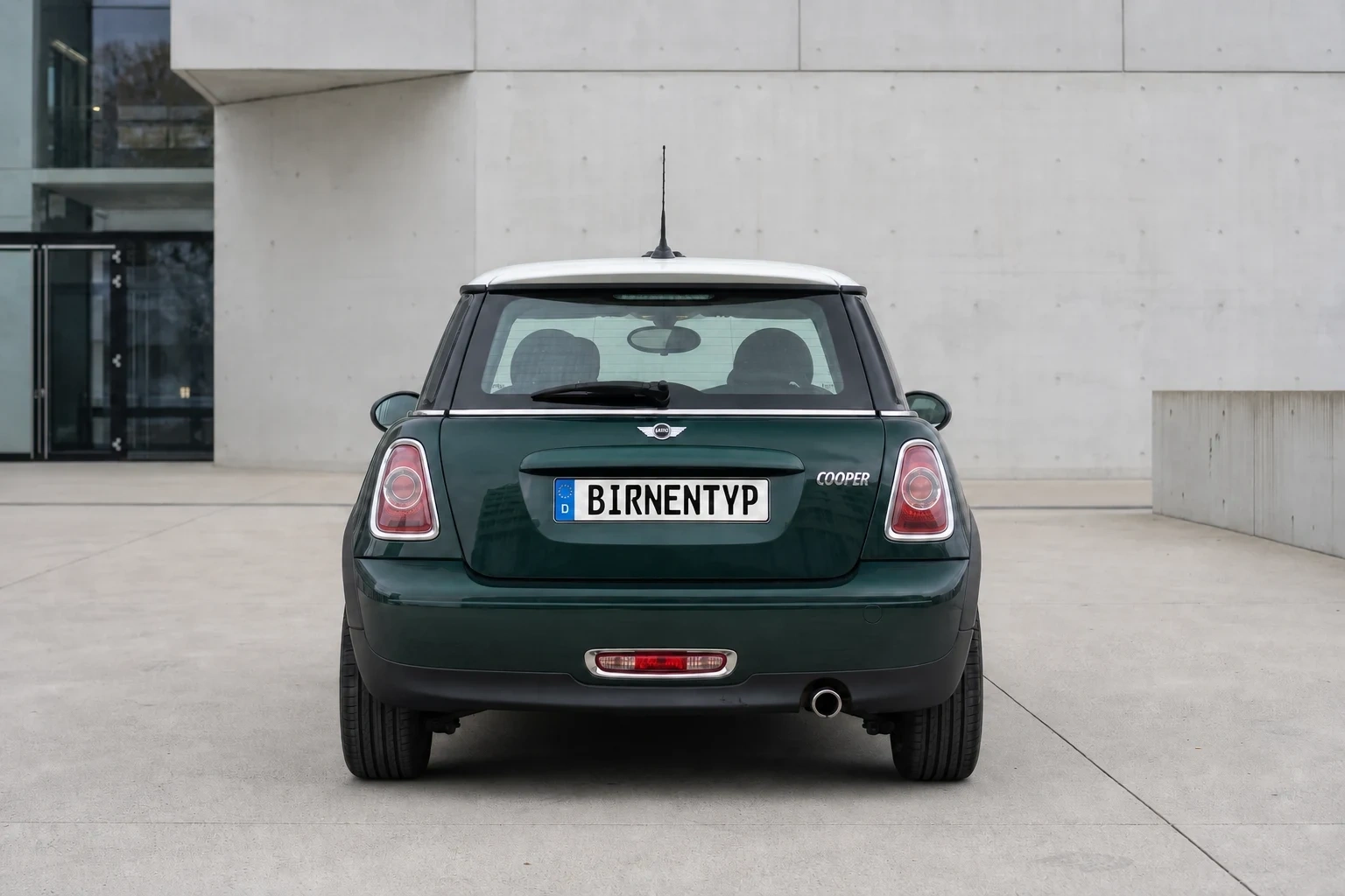 Heck-Ansicht des Mini Mini / Mini Cabrio / Roadster / Coupe 2. Gen (mit KI erzeugt)