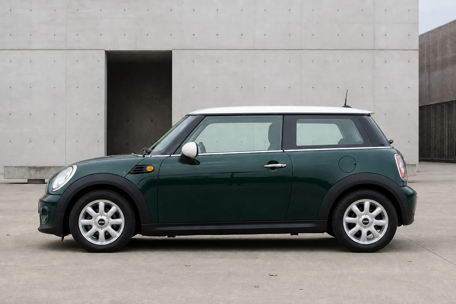 Seitenansicht (Fahrerseite) des Mini Mini / Mini Cabrio / Roadster / Coupe 2. Gen als 3-Türer (mit KI erzeugt)