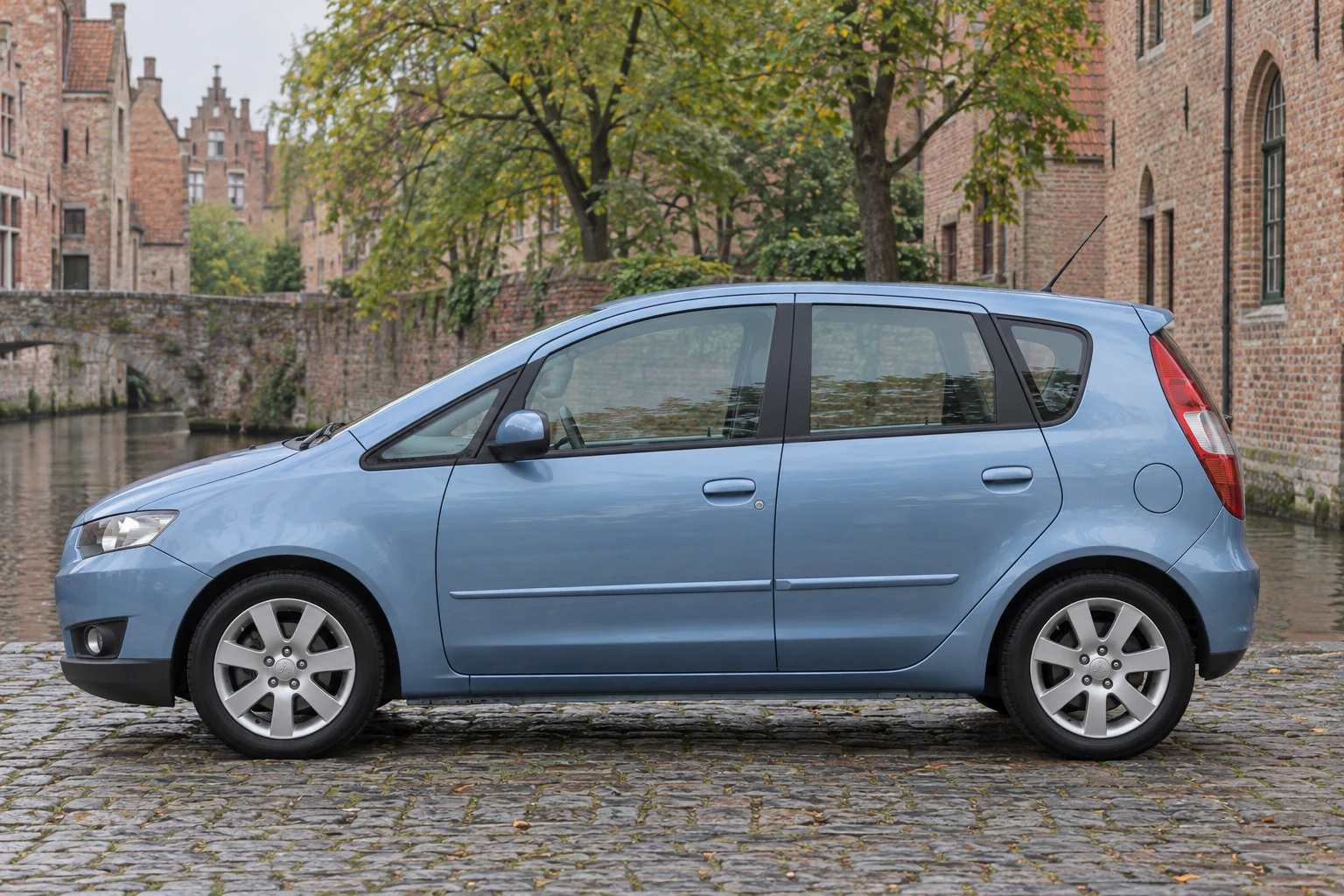 Seitenansicht (Fahrerseite) des Mitsubishi Colt 8 als Schrägheck (mit KI erzeugt)