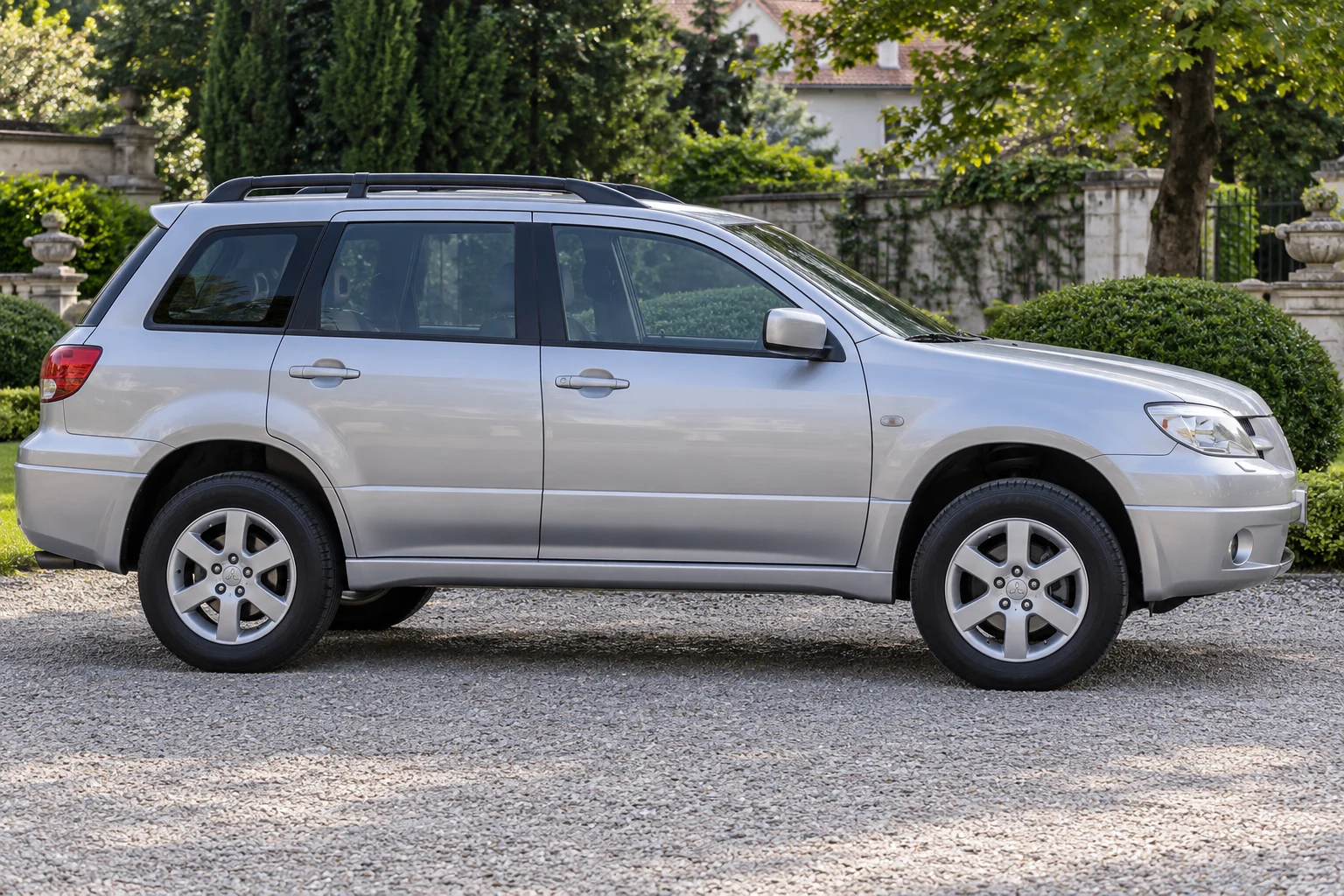 Seitenansicht (Fahrerseite) des Mitsubishi Outlander 1 als SUV (mit KI erzeugt)