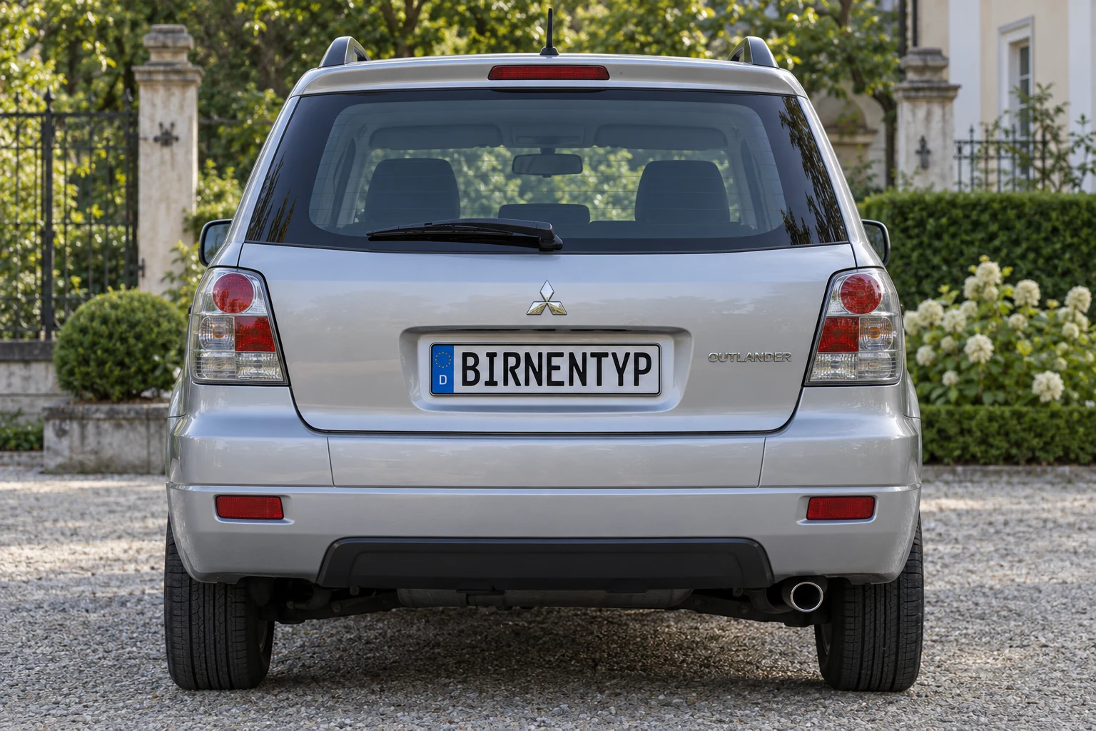 Heck-Ansicht des Mitsubishi Outlander 1 (mit KI erzeugt)