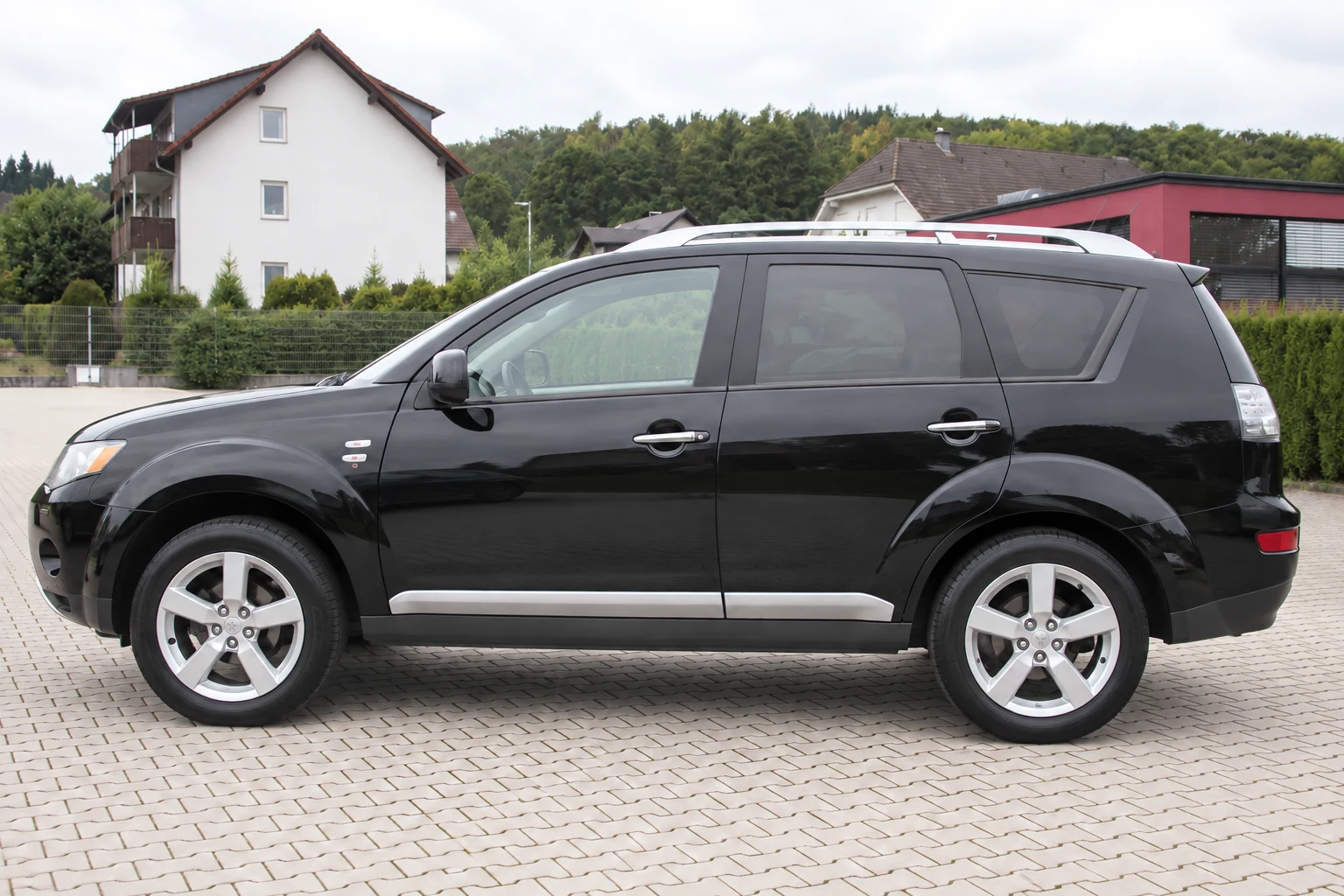 Seitenansicht (Fahrerseite) des Mitsubishi Outlander als SUV (mit KI erzeugt)