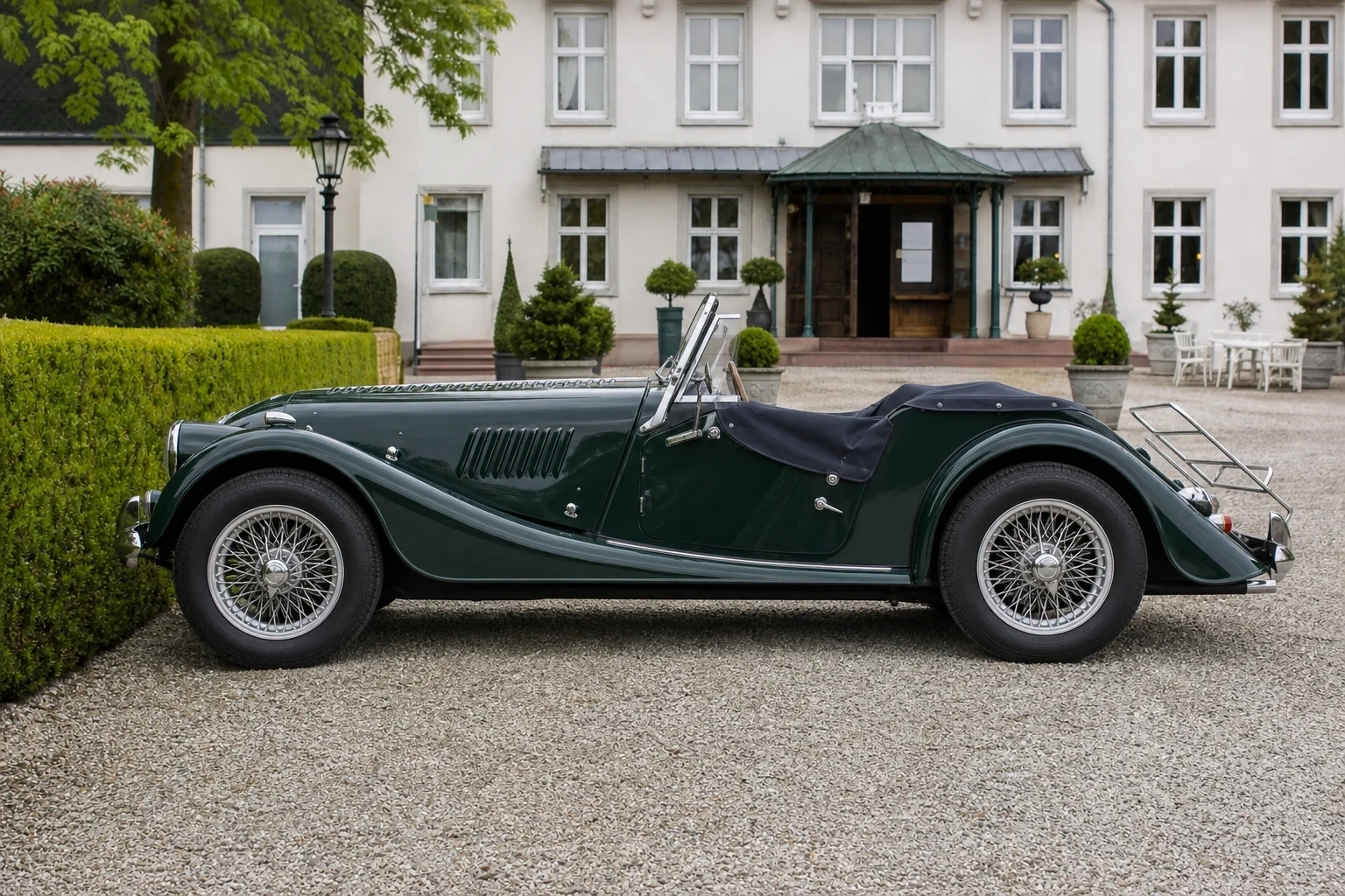 Seitenansicht (Fahrerseite) des Morgan 4/4 1 als Roadster (mit KI erzeugt)