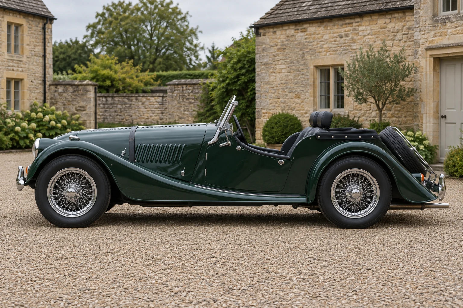 Seitenansicht (Fahrerseite) des Morgan 4/4 2 als Roadster (mit KI erzeugt)