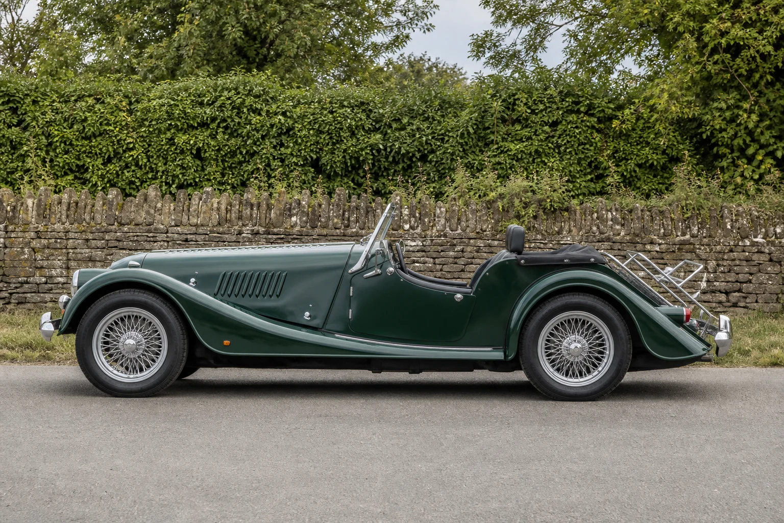 Seitenansicht (Fahrerseite) des Morgan 4/4 3 als Roadster (mit KI erzeugt)