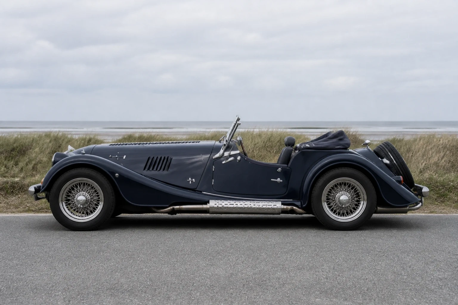 Seitenansicht (Fahrerseite) des Morgan Plus 8 1 als Roadster (mit KI erzeugt)