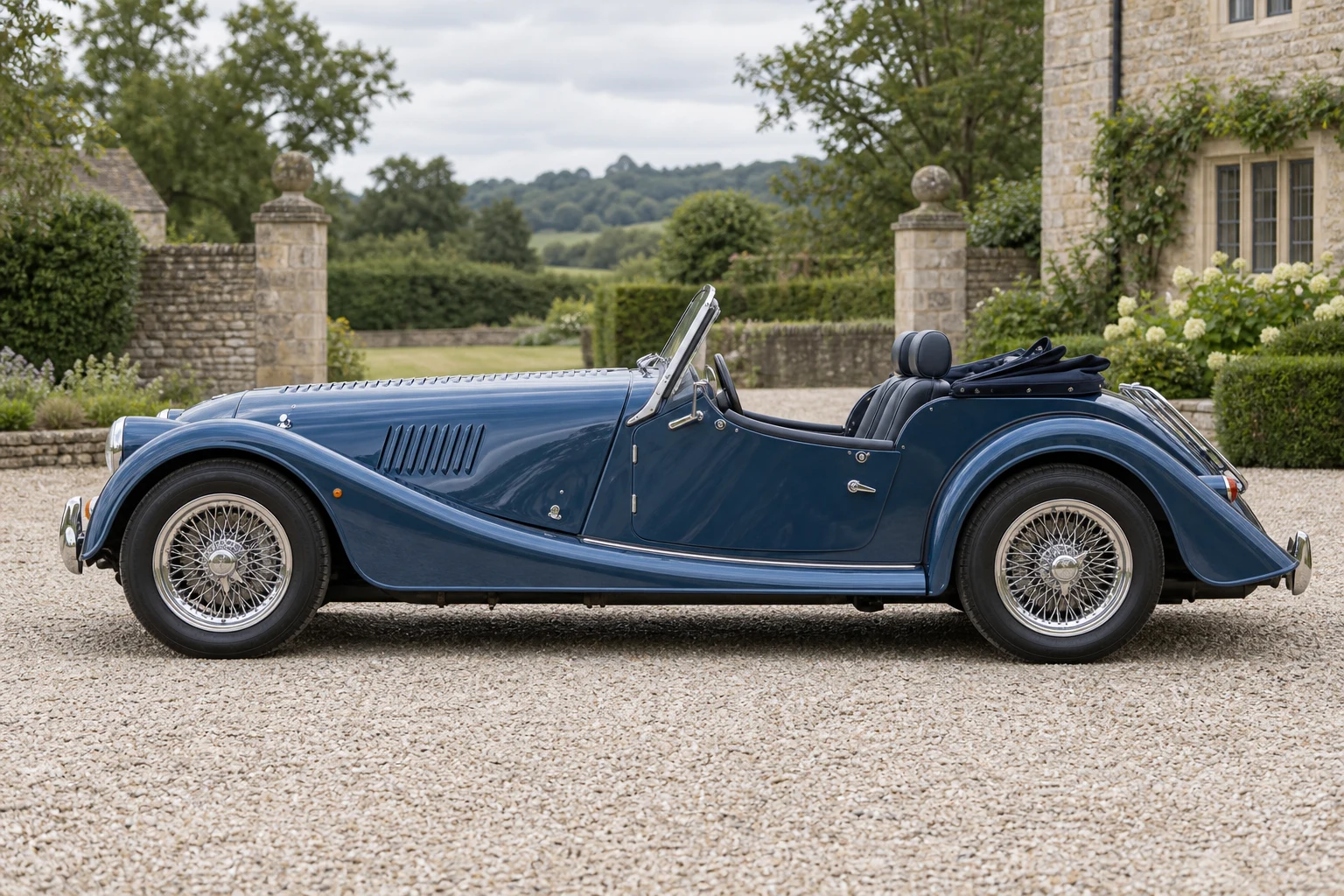 Seitenansicht (Fahrerseite) des Morgan Plus 8 2 als Roadster (mit KI erzeugt)