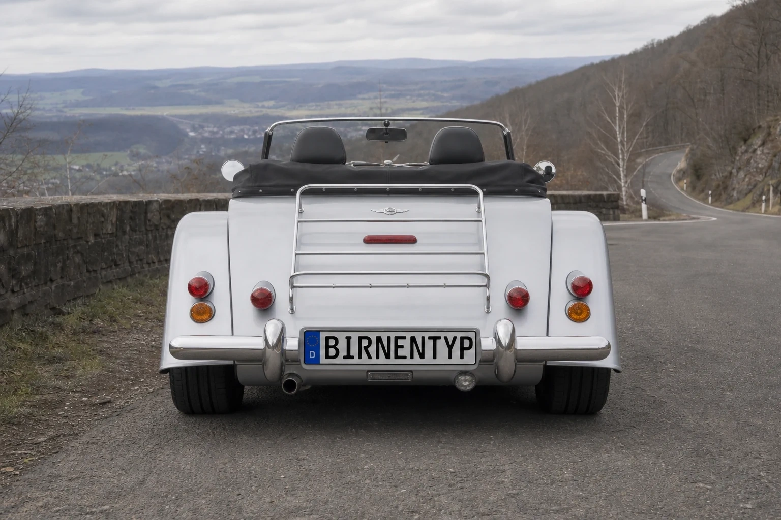 Heck-Ansicht des Morgan Roadster (mit KI erzeugt)
