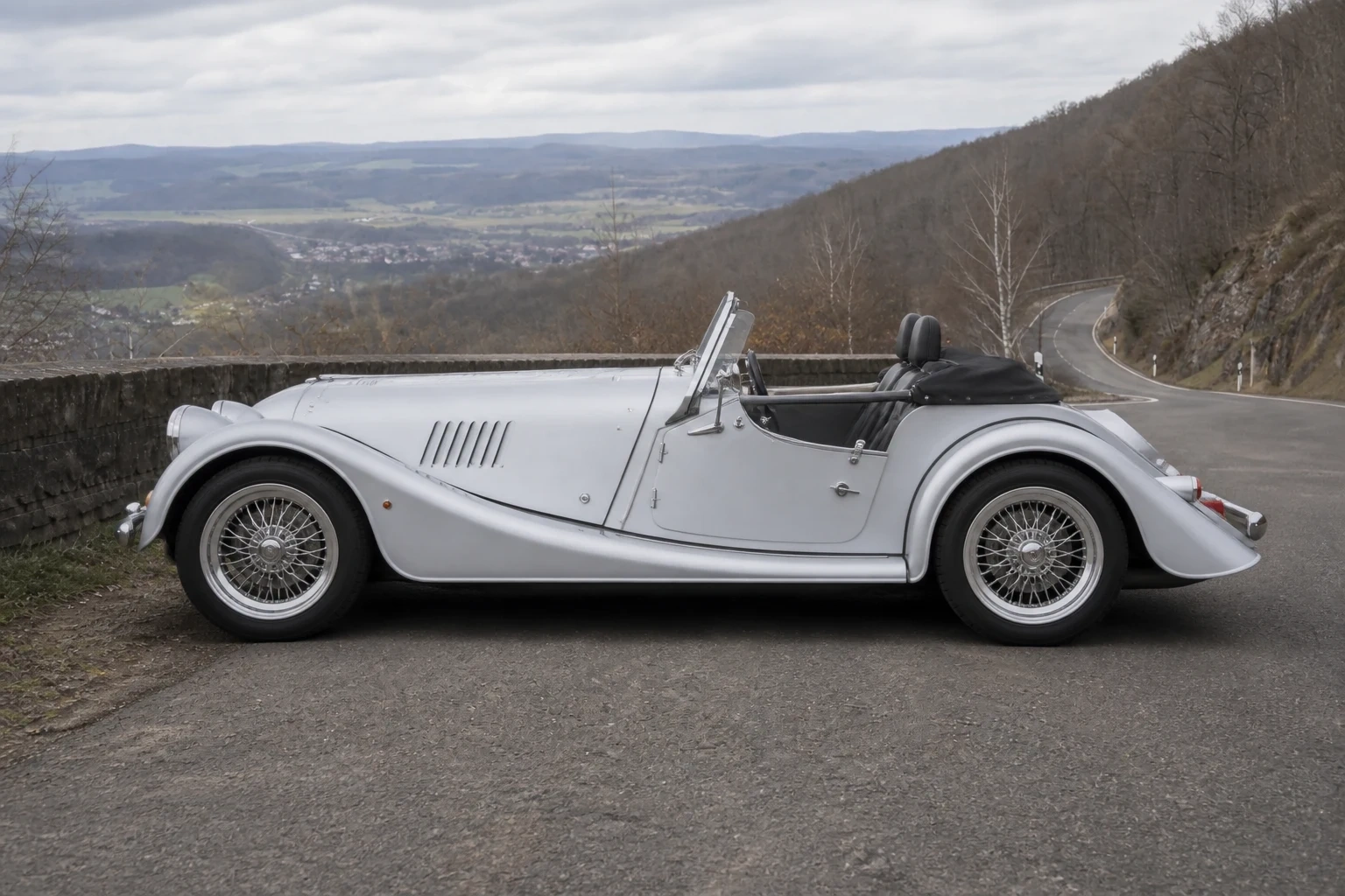 Seitenansicht (Fahrerseite) des Morgan Roadster als Roadster (mit KI erzeugt)