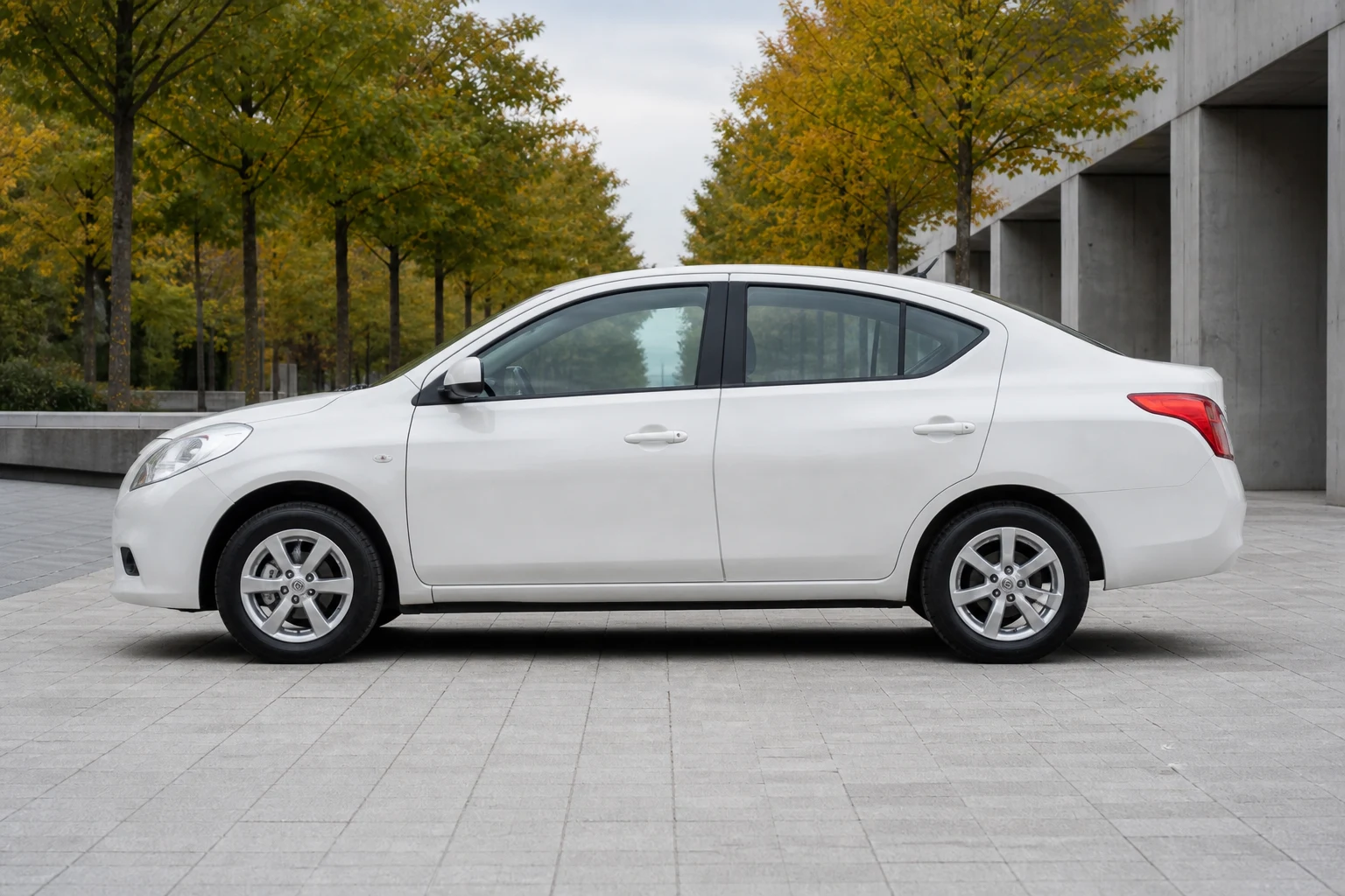 Seitenansicht (Fahrerseite) des Nissan Almera 3 als 4-Türer (Stufenheck / Sedan) (mit KI erzeugt)