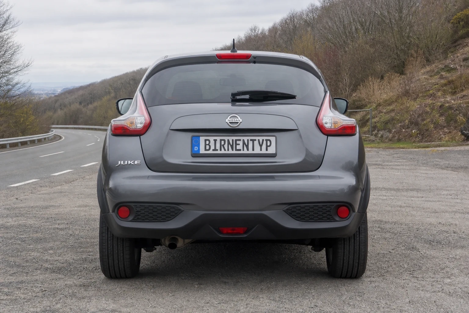 Heck-Ansicht des Nissan Juke 1. Gen (mit KI erzeugt)