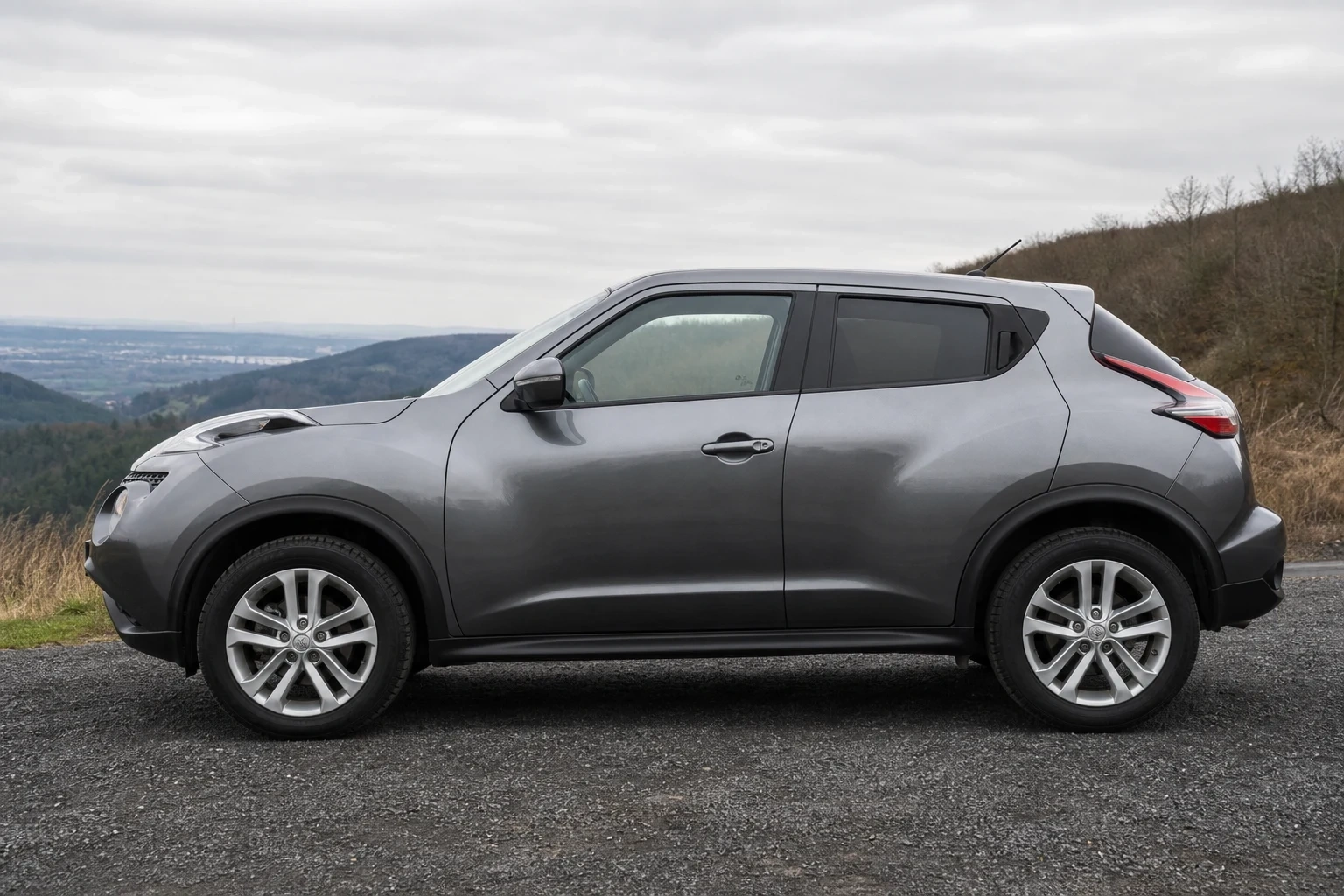 Seitenansicht (Fahrerseite) des Nissan Juke 1. Gen als SUV / Crossover (5-Türer) (mit KI erzeugt)