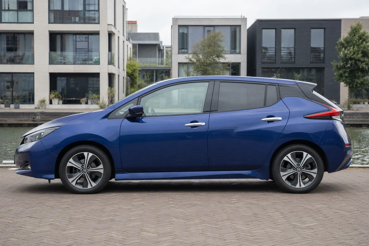 Seitenansicht (Fahrerseite) des Nissan Leaf 2 als 5-Türer (Schrägheck) (mit KI erzeugt)