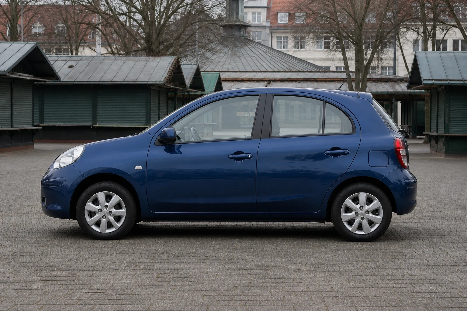 Seitenansicht (Fahrerseite) des Nissan Micra 4. Gen als 3-, 5-Türer (mit KI erzeugt)