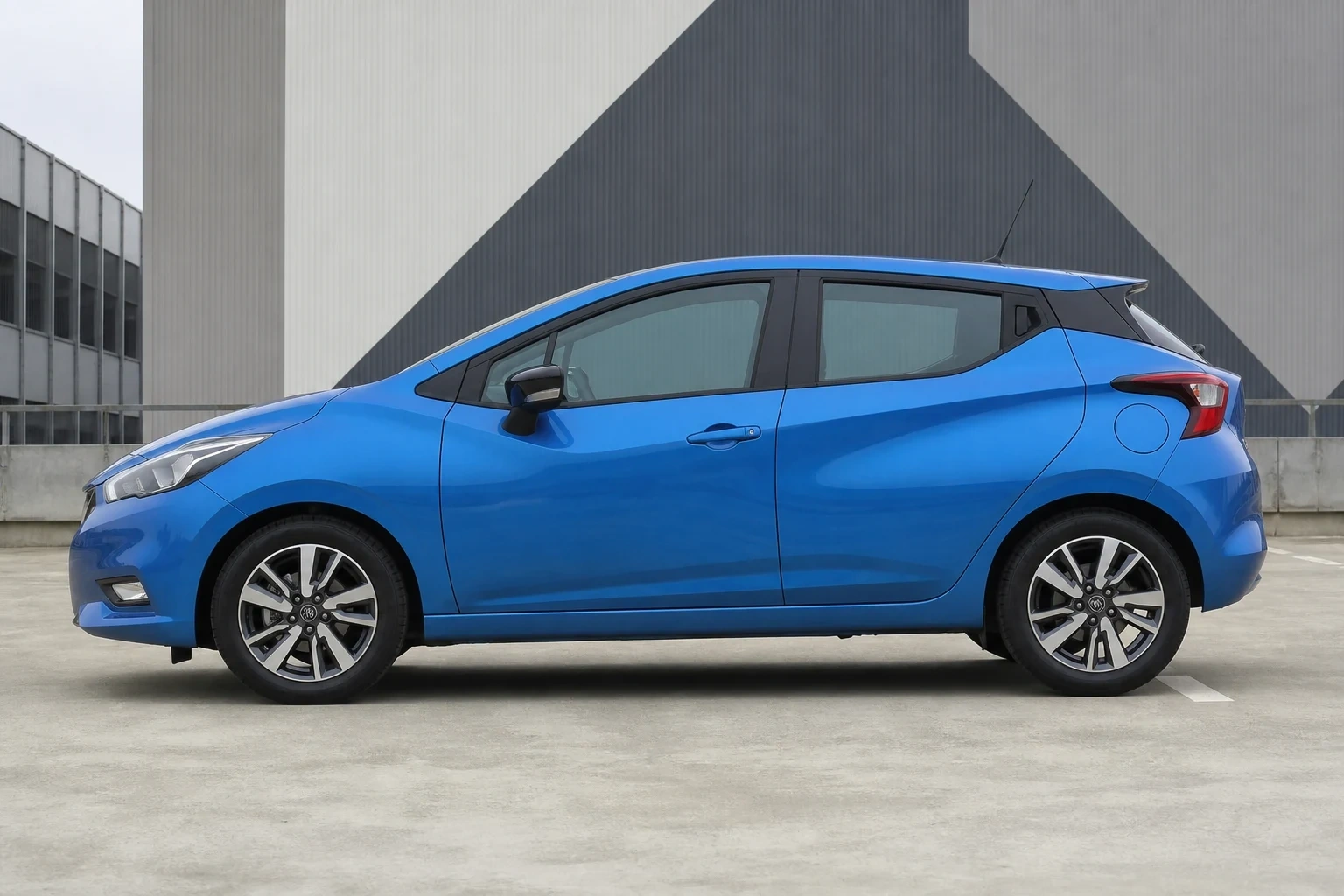 Seitenansicht (Fahrerseite) des Nissan Micra 5. Gen als 5-Türer (Schrägheck) (mit KI erzeugt)