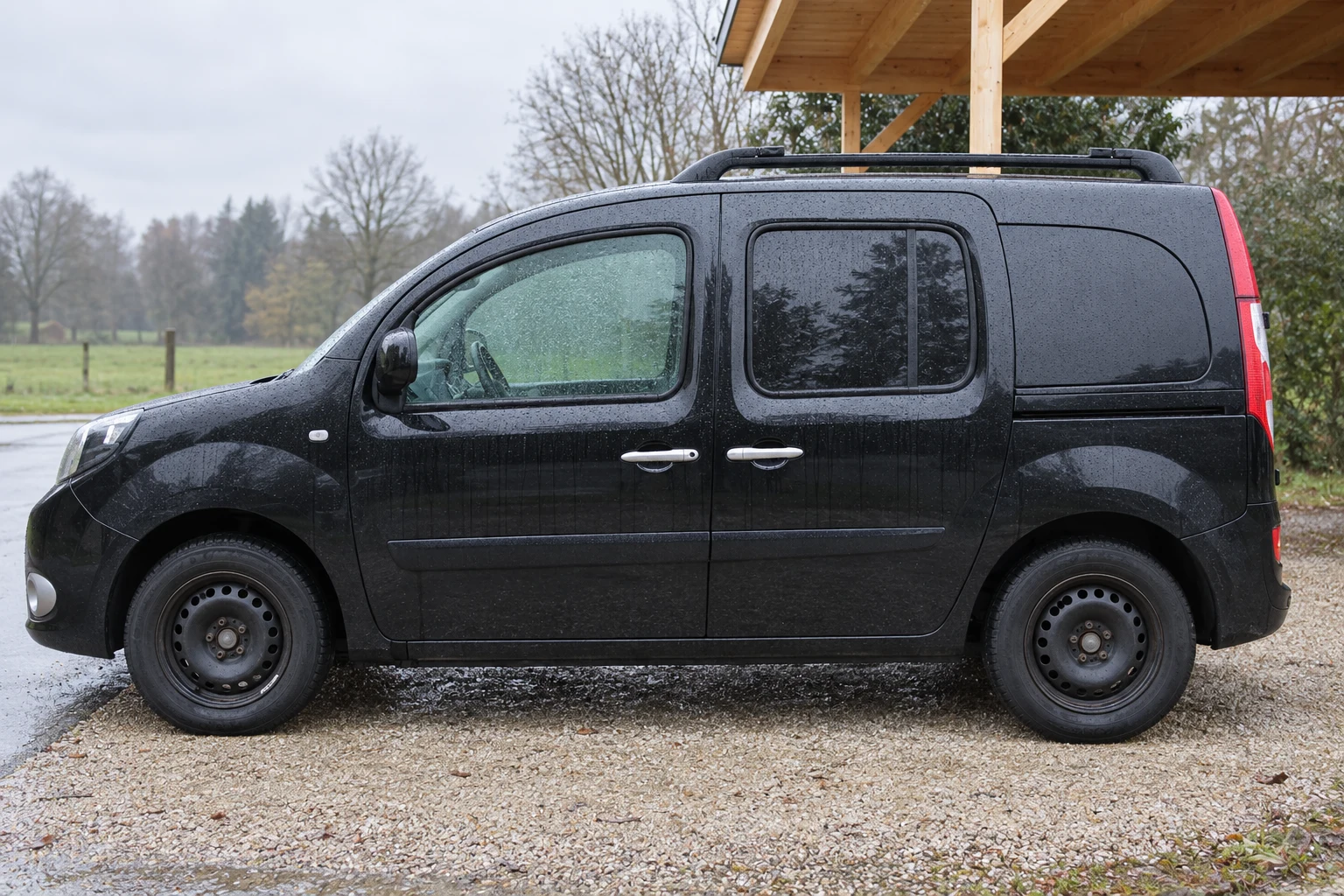 Seitenansicht (Fahrerseite) des Nissan NV250 als Kombi (5-Sitzer) (mit KI erzeugt)