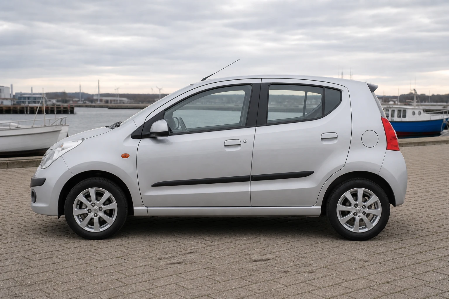 Seitenansicht (Fahrerseite) des Nissan Pixo 1 als 5-Türer (Schrägheck) (mit KI erzeugt)