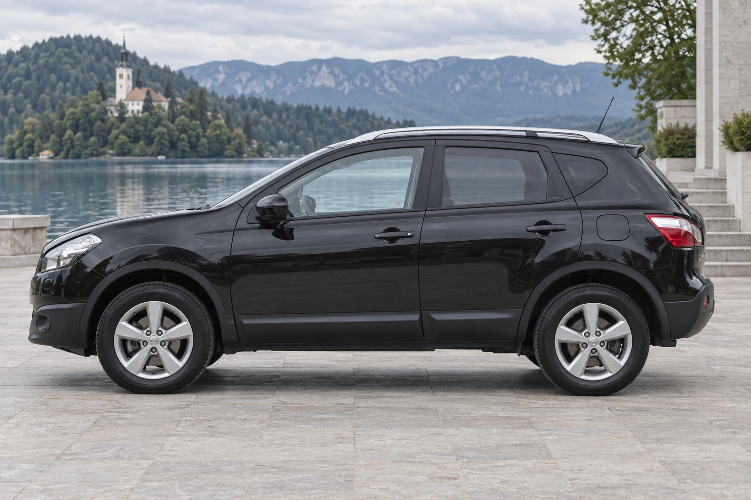 Seitenansicht (Fahrerseite) des Nissan Qashqai 1 Facelift als SUV (5-Türer) (mit KI erzeugt)