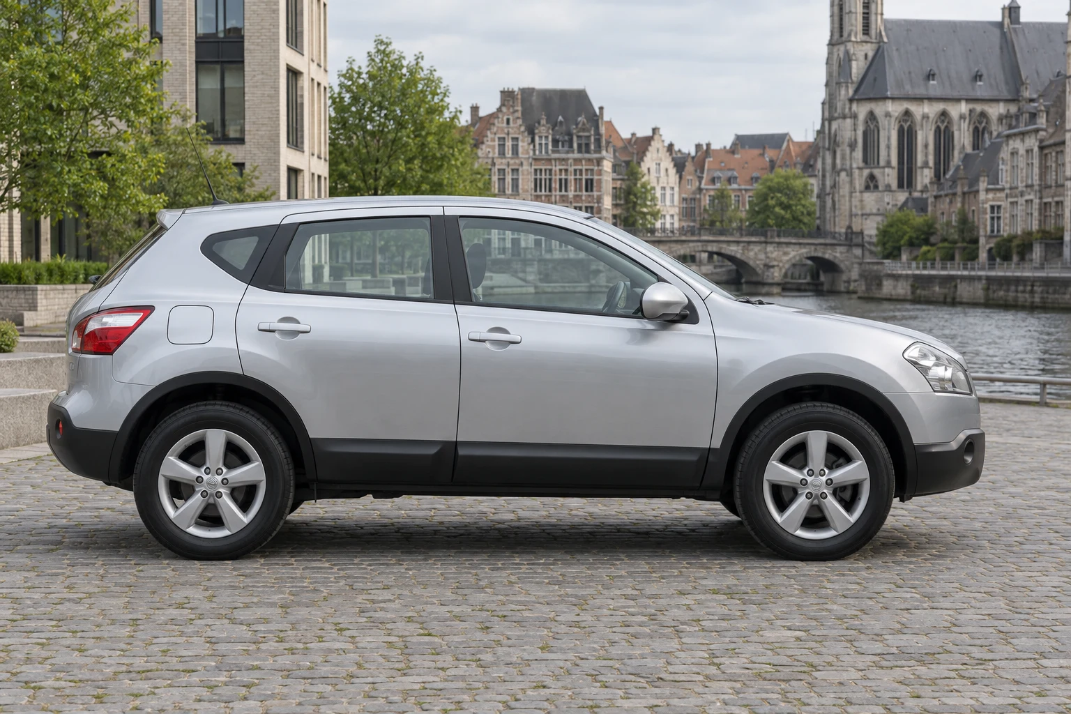 Seitenansicht (Fahrerseite) des Nissan Qashqai 1 als SUV (5-Türer) (mit KI erzeugt)