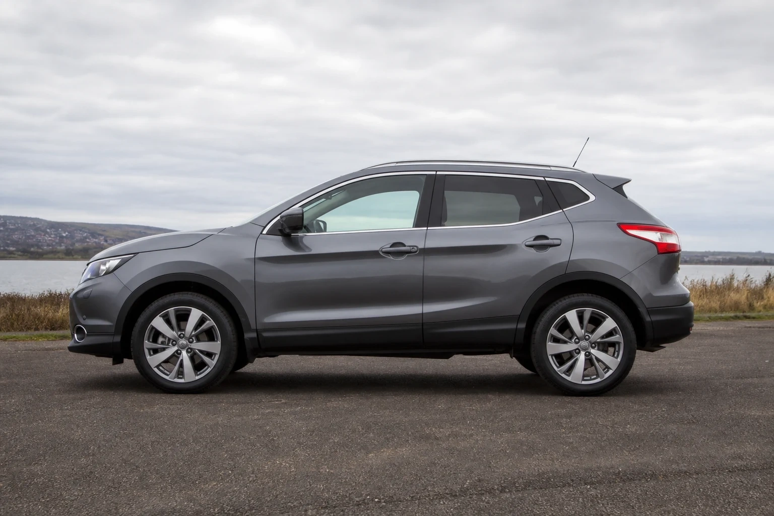 Seitenansicht (Fahrerseite) des Nissan Qashqai 2. Gen als SUV (mit KI erzeugt)