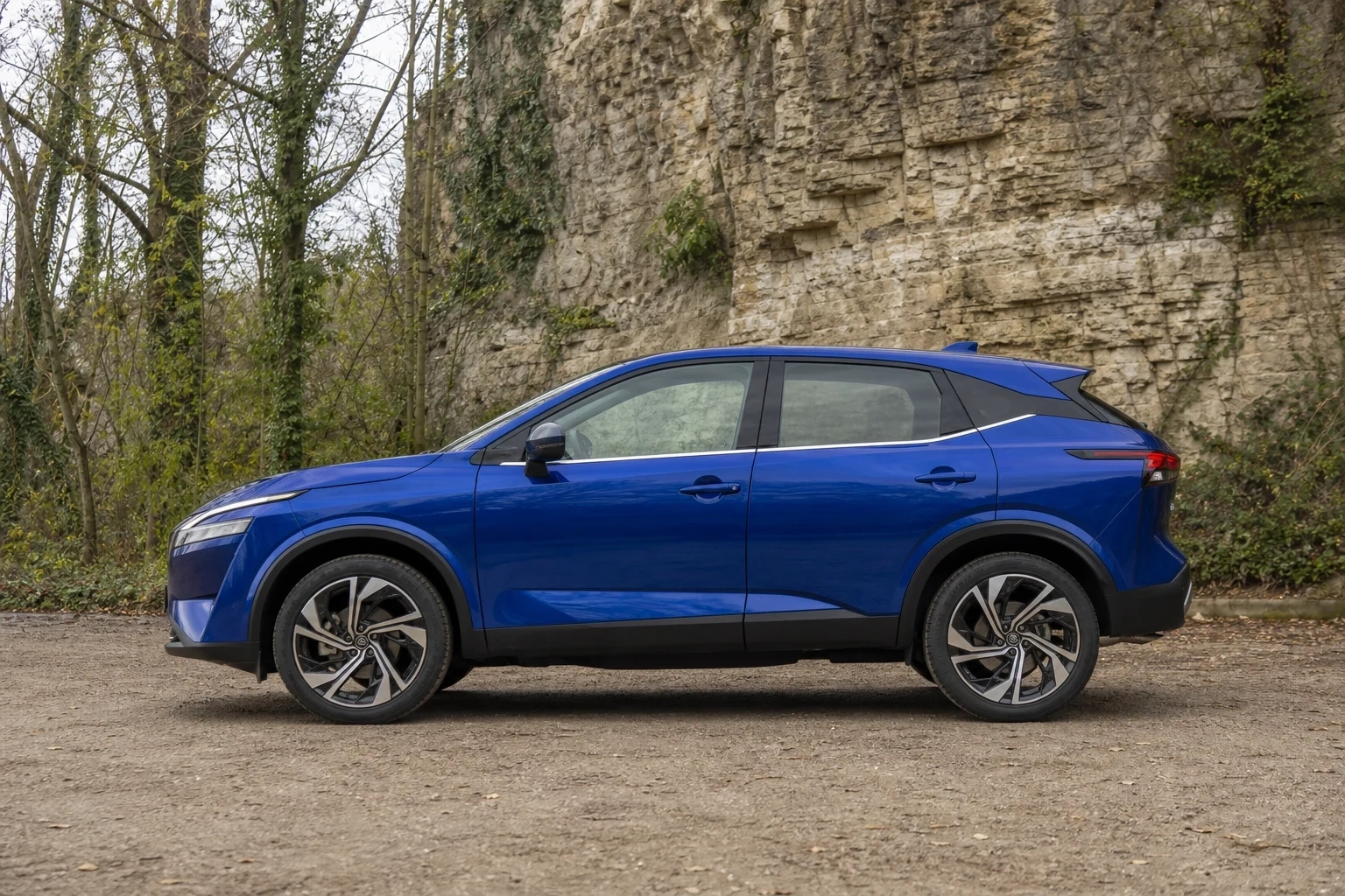 Seitenansicht (Fahrerseite) des Nissan Qashqai 3 als SUV (5-Türer) (mit KI erzeugt)