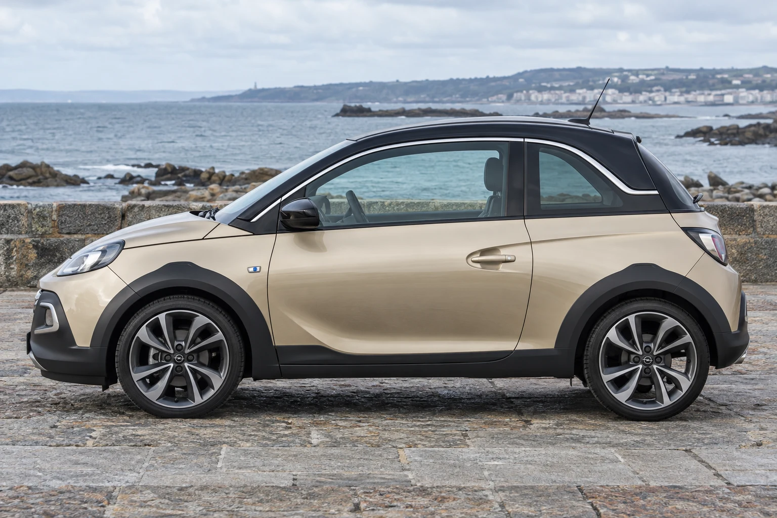 Seitenansicht (Fahrerseite) des Opel Adam 1 als Adam Rocks (Crossover) (mit KI erzeugt)