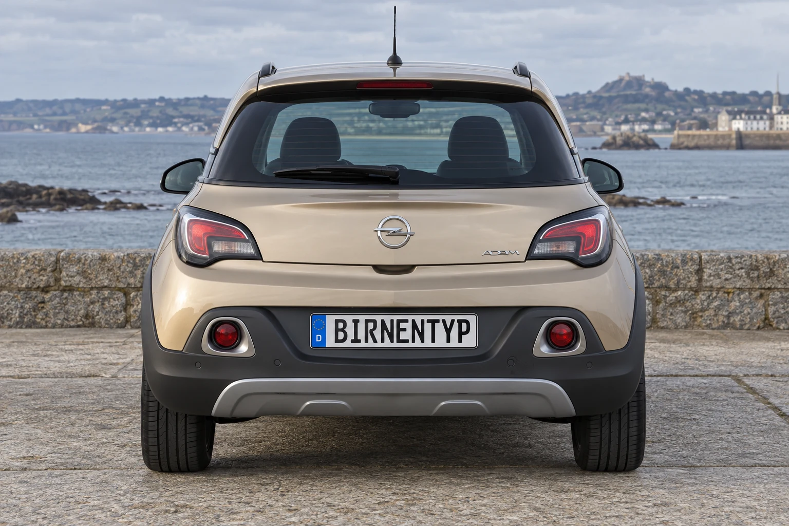 Heck-Ansicht des Opel Adam 1 (Adam Rocks (Crossover)) (mit KI erzeugt)
