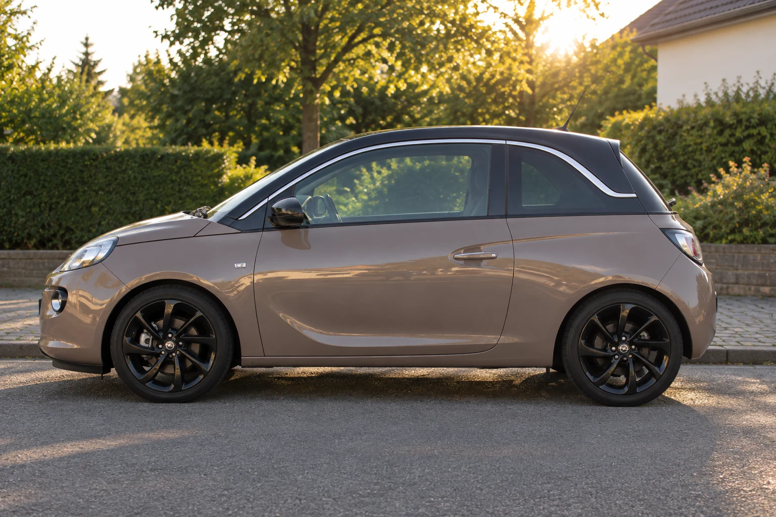 Seitenansicht (Fahrerseite) des Opel Adam 1 als Adam (3-Türer) (mit KI erzeugt)