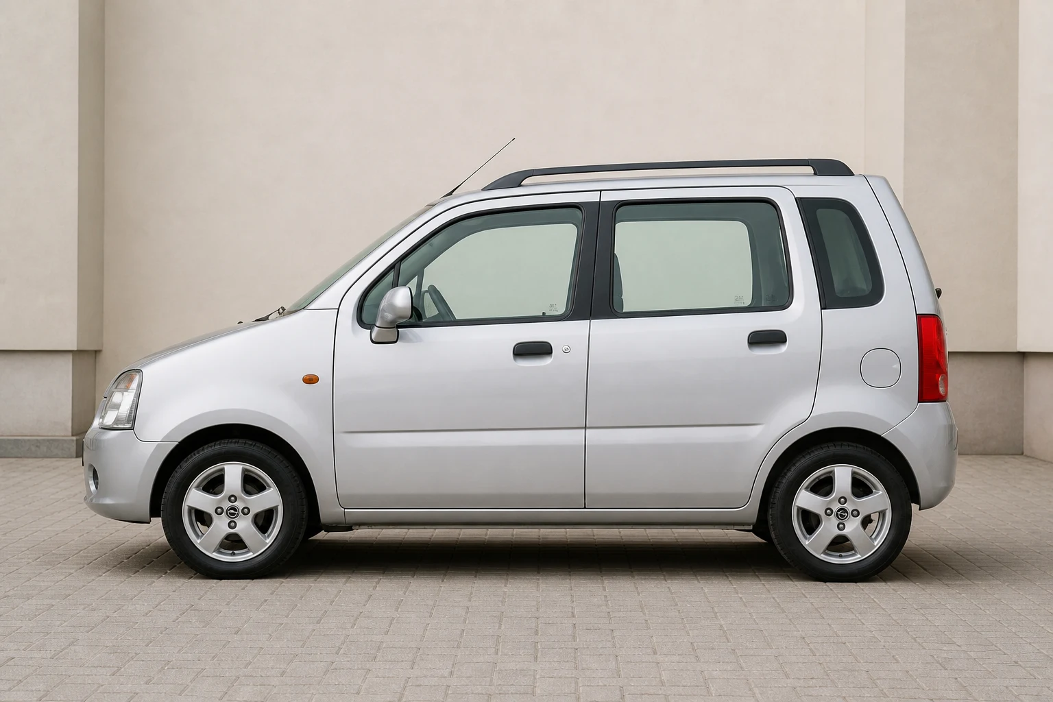 Seitenansicht (Fahrerseite) des Opel Agila als Microvan (5-türig) (mit KI erzeugt)