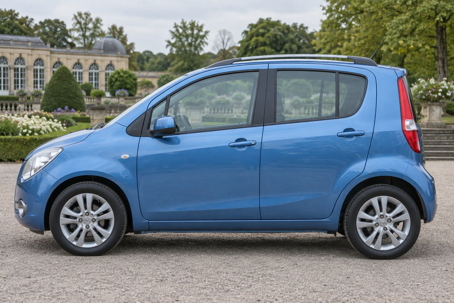 Seitenansicht (Fahrerseite) des Opel Agila B als Microvan (5-türig) (mit KI erzeugt)