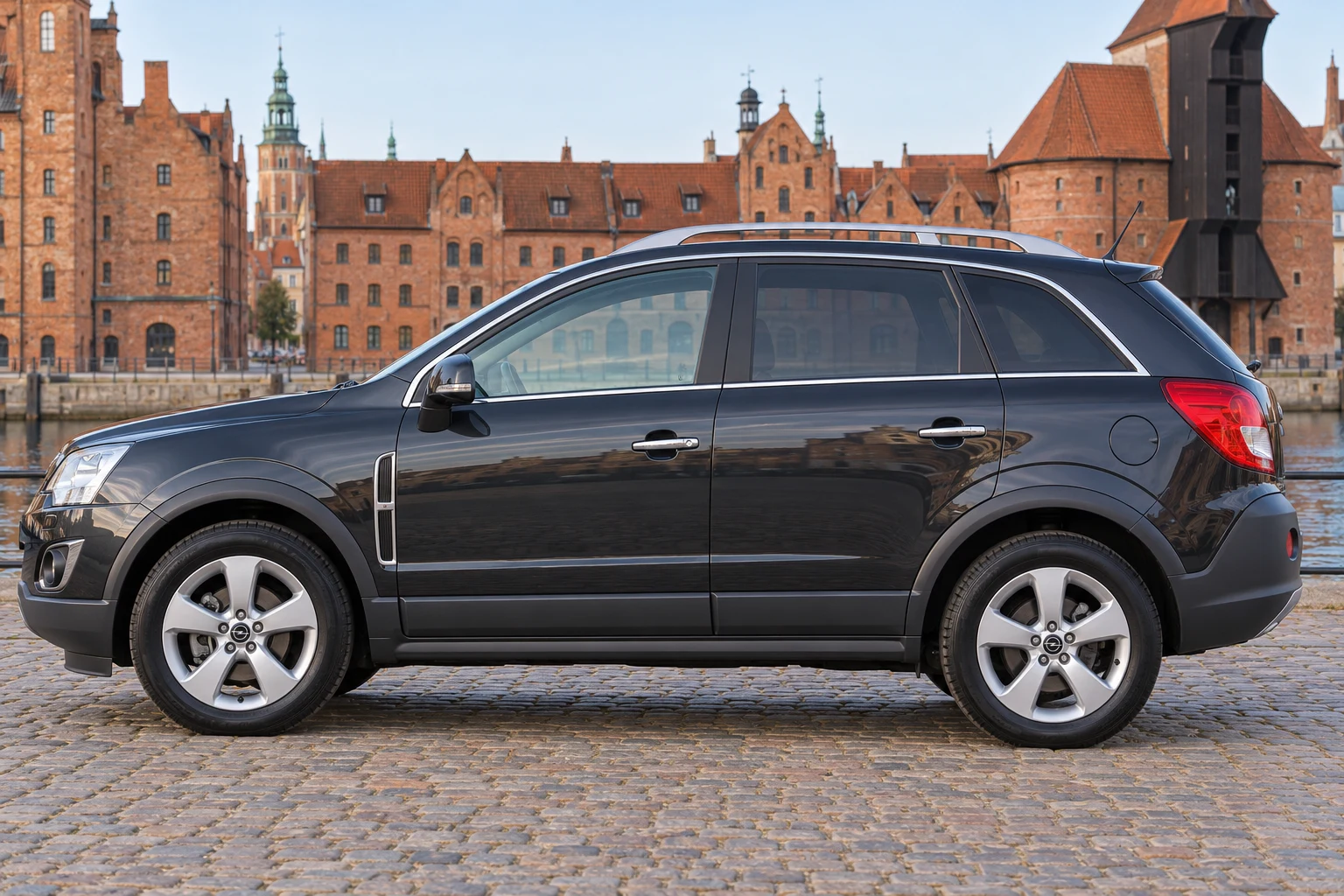 Seitenansicht (Fahrerseite) des Opel Antara A als SUV (5-türig) (mit KI erzeugt)