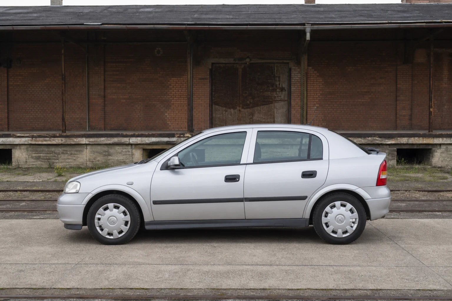 Seitenansicht (Fahrerseite) des Opel Astra als CC Schrägheck (5-türig) (mit KI erzeugt)