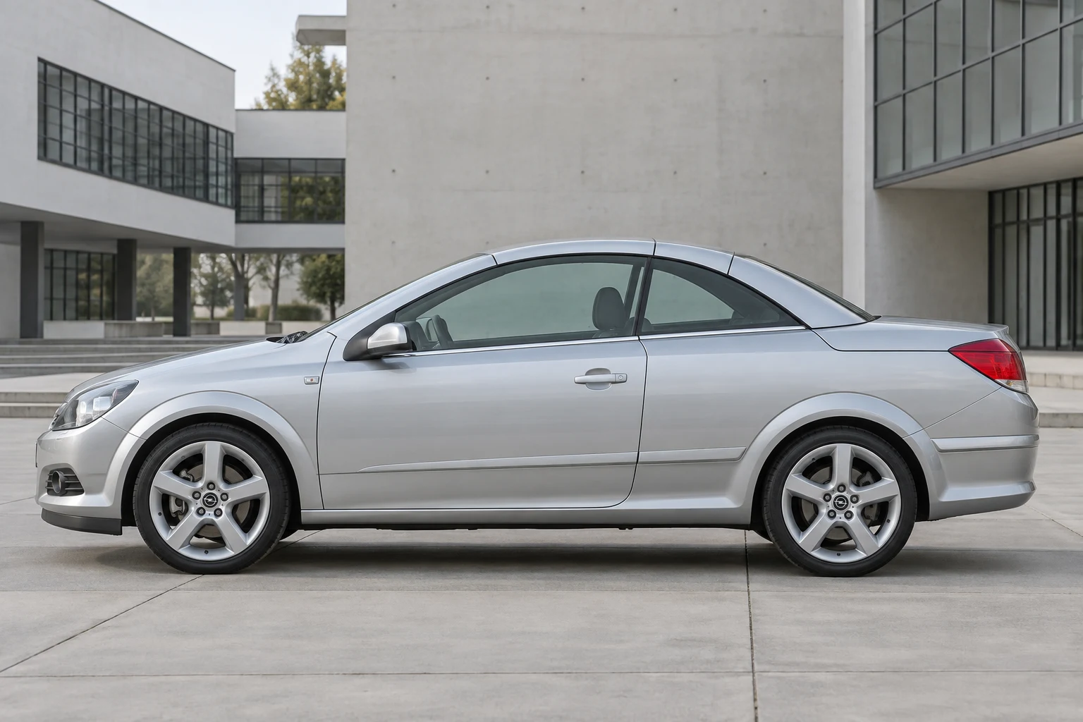 Seitenansicht (Fahrerseite) des Opel Astra H als TwinTop (Cabrio-Coupé) (mit KI erzeugt)