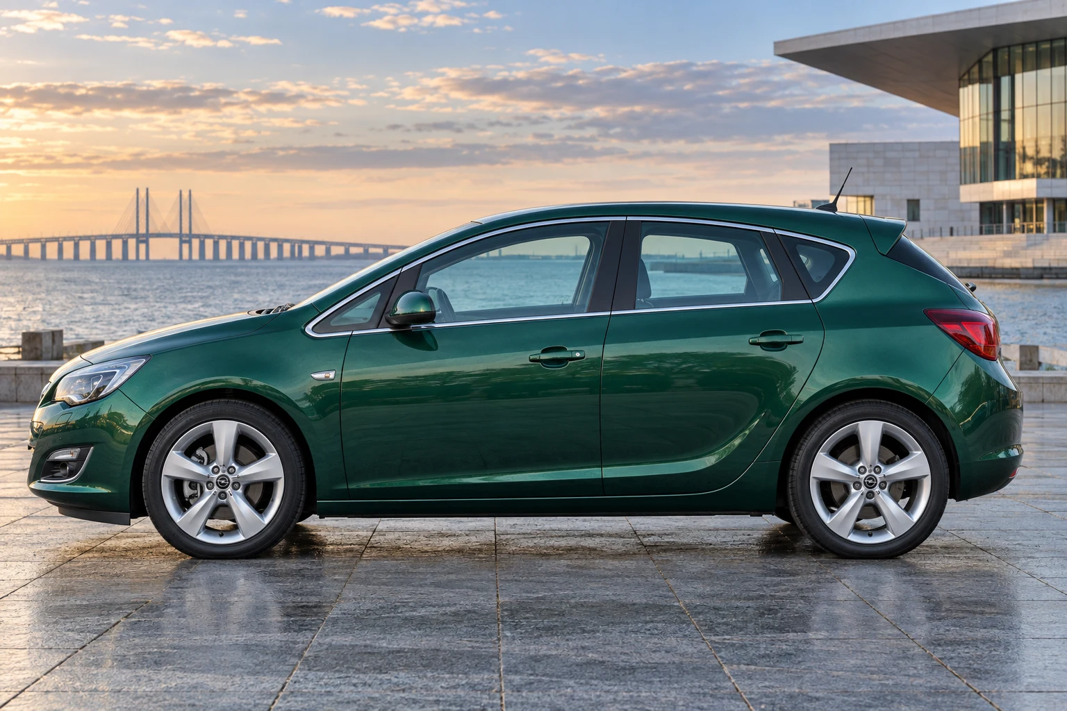 Seitenansicht (Fahrerseite) des Opel Astra J als 5-Türer (Schrägheck) (mit KI erzeugt)