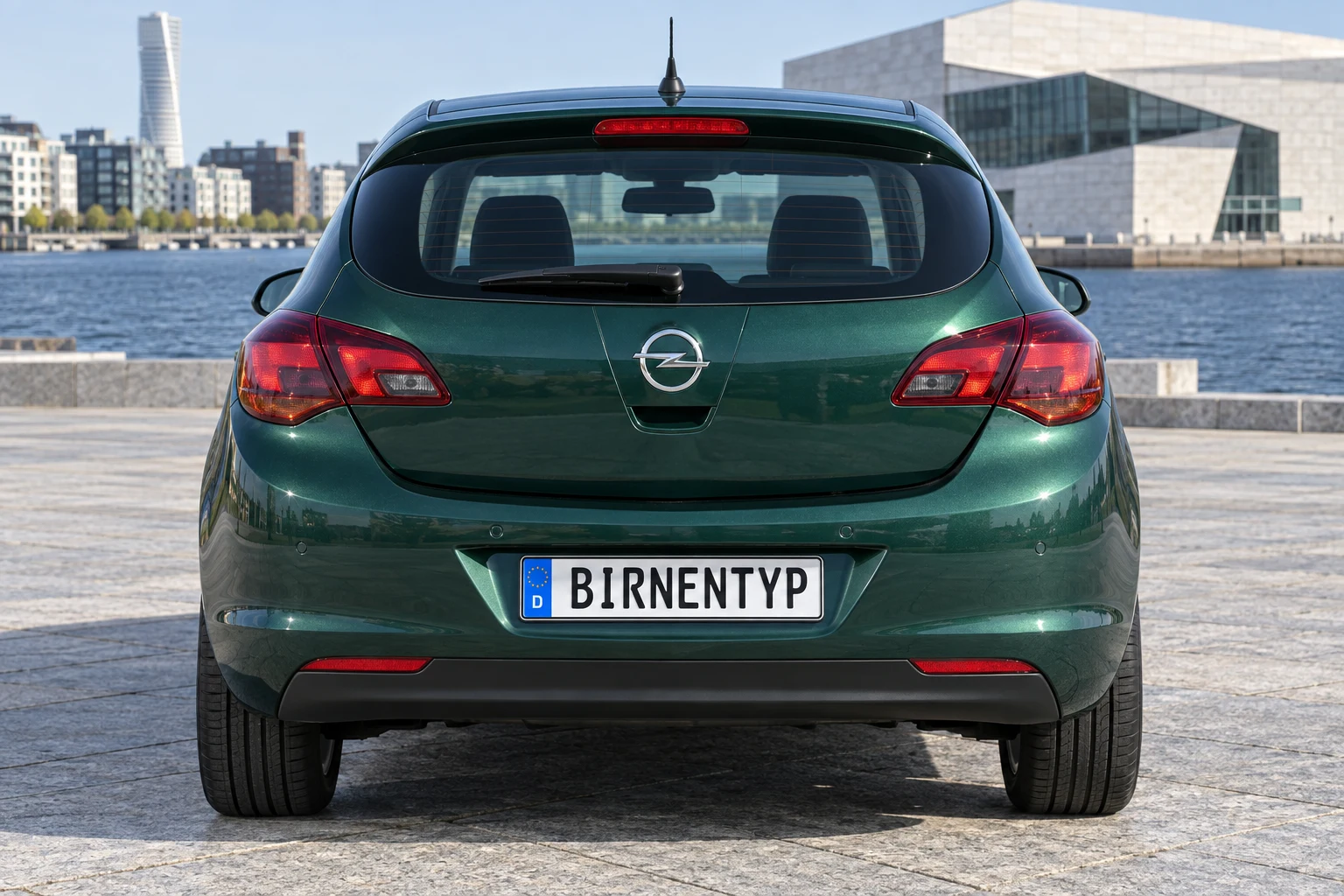Heck-Ansicht des Opel Astra J (5-Türer (Schrägheck)) (mit KI erzeugt)