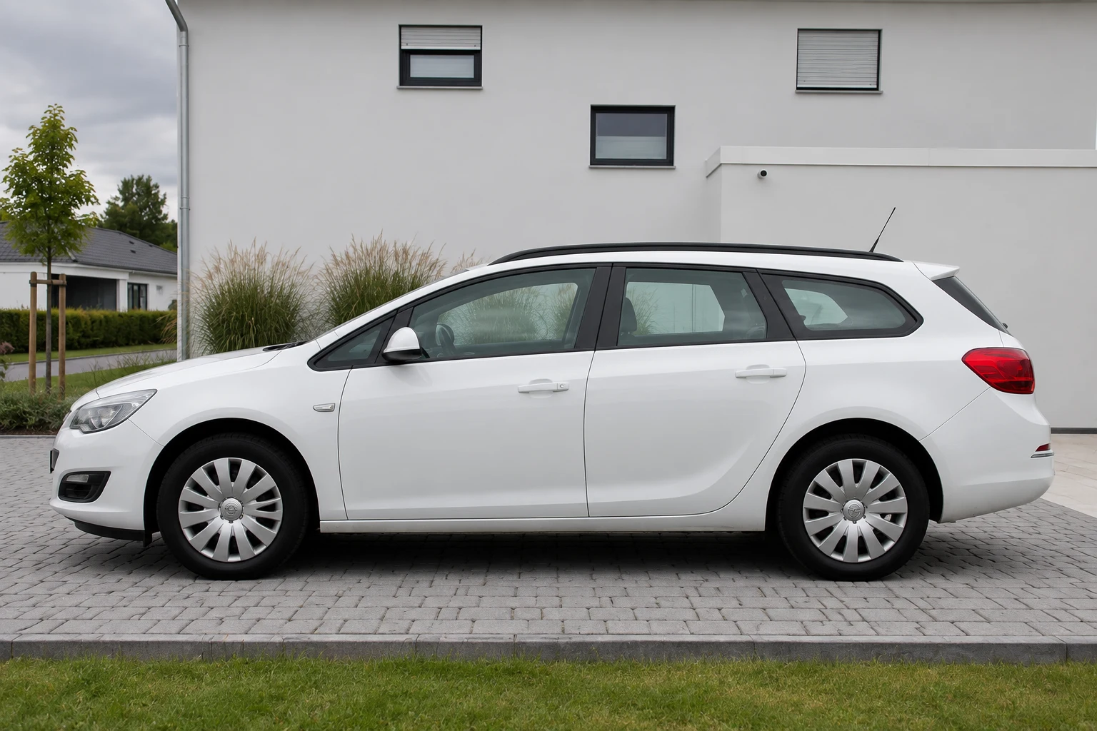 Seitenansicht (Fahrerseite) des Opel Astra J als Sports Tourer (Kombi) (mit KI erzeugt)