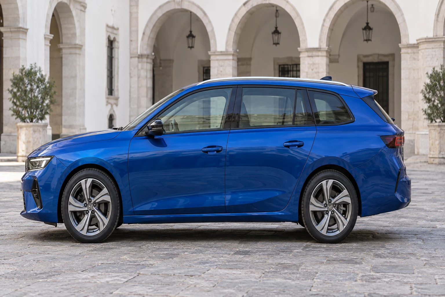 Seitenansicht (Fahrerseite) des Opel Astra L als Sports Tourer (Kombi) (mit KI erzeugt)