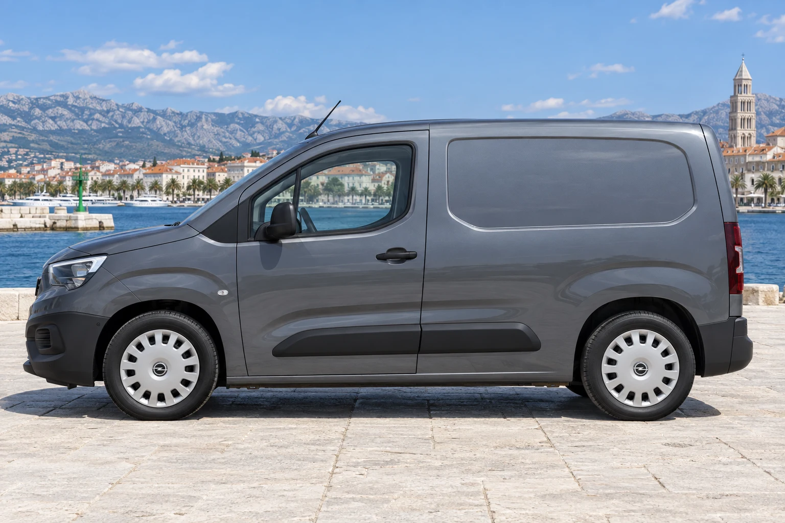 Seitenansicht (Fahrerseite) des Opel Combo E als Combo Cargo (Kastenwagen L1 / L2) (mit KI erzeugt)