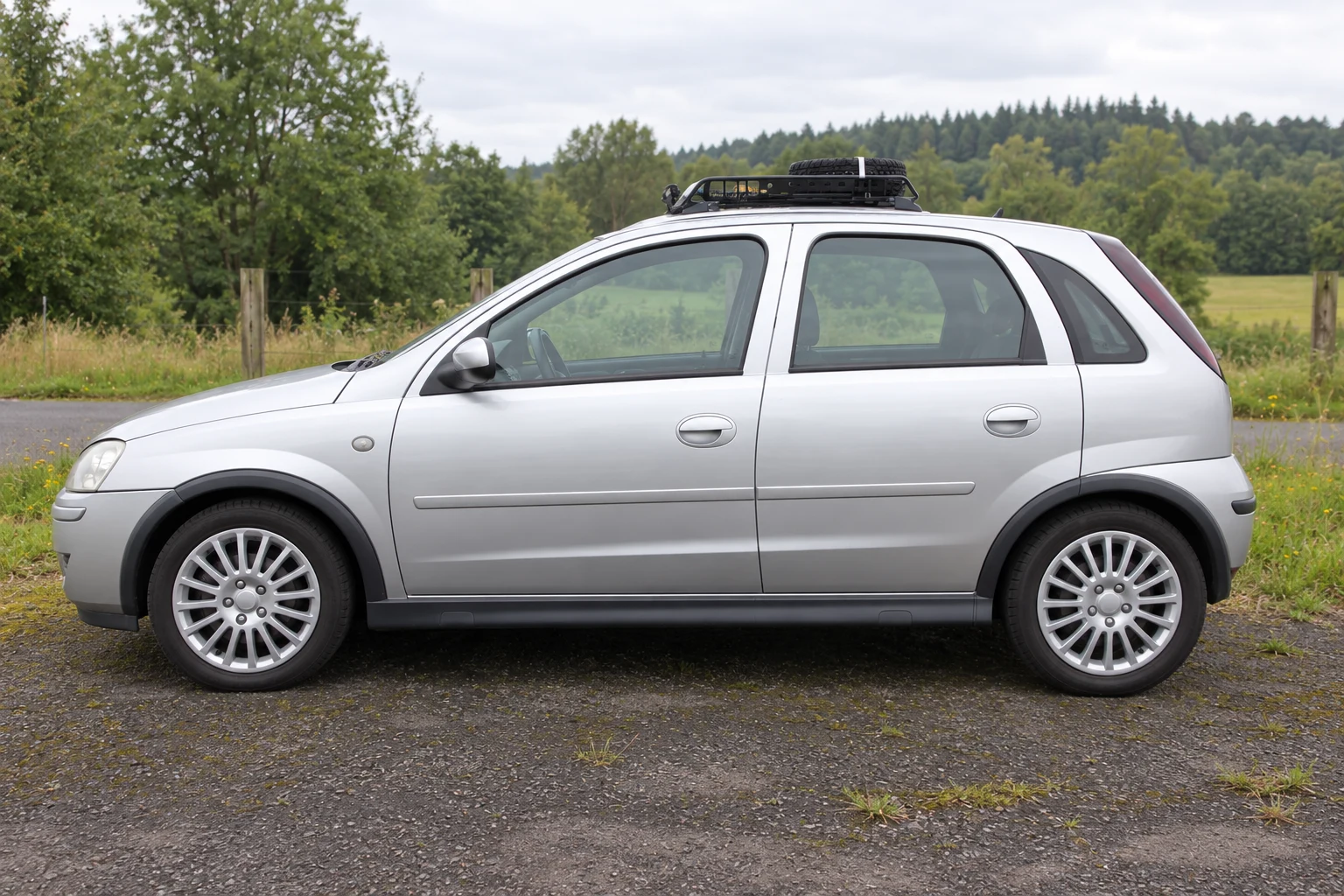 Seitenansicht (Fahrerseite) des Opel Corsa C als 5-Türer (Schrägheck) (mit KI erzeugt)