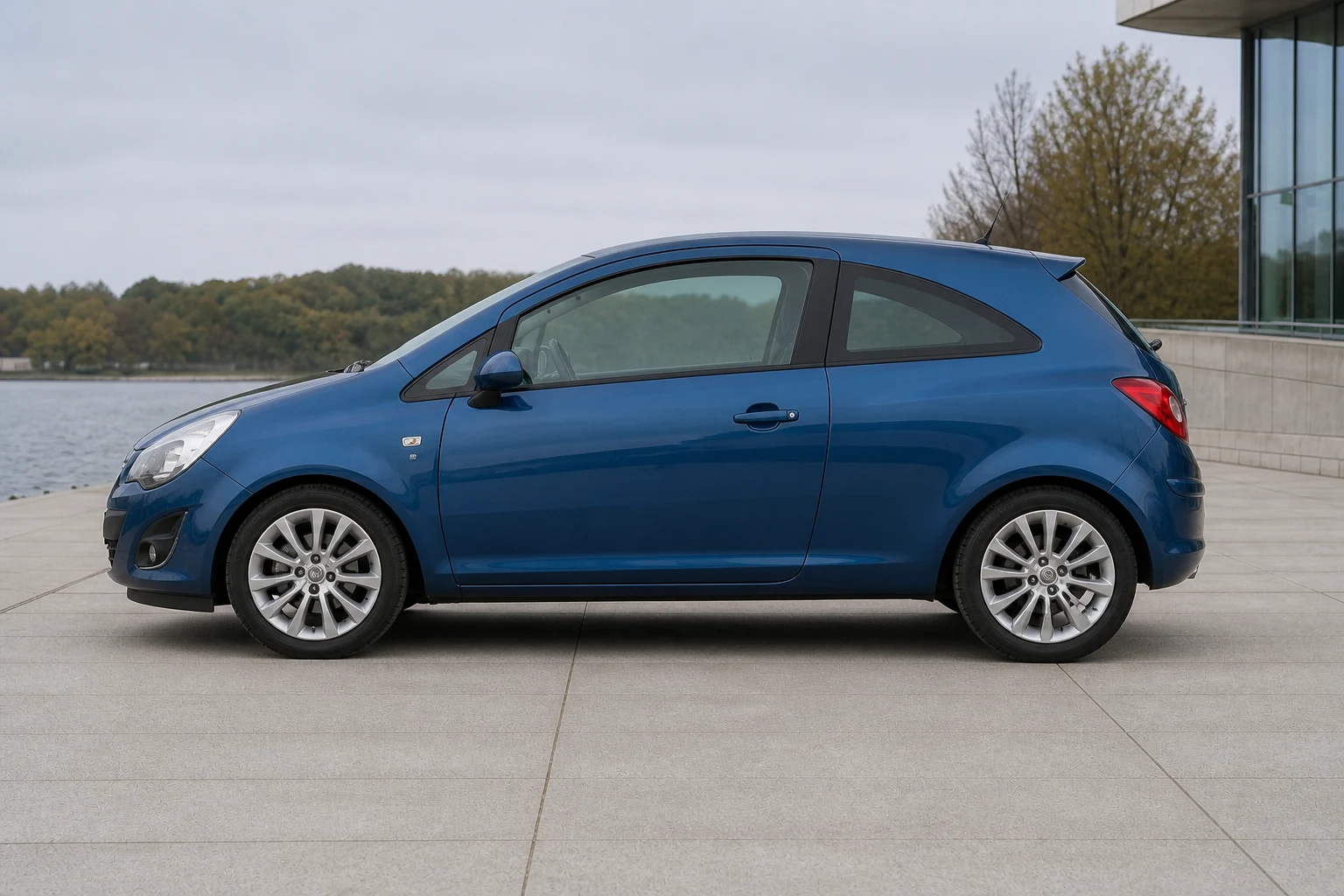Seitenansicht (Fahrerseite) des Opel Corsa als 3-Türer (Coupé-Optik) (mit KI erzeugt)