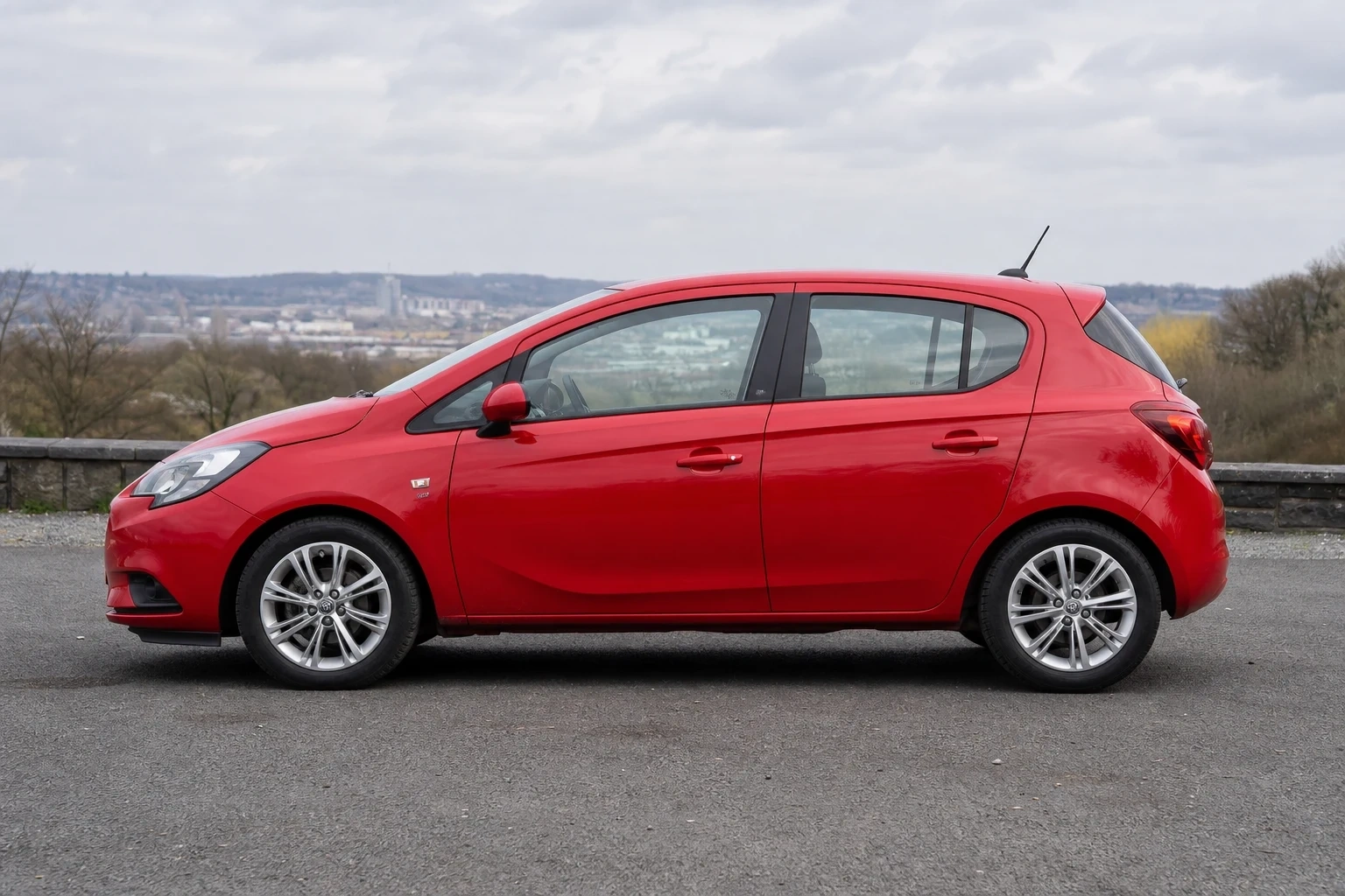 Seitenansicht (Fahrerseite) des Opel Corsa als 5-Türer (Schrägheck) (mit KI erzeugt)