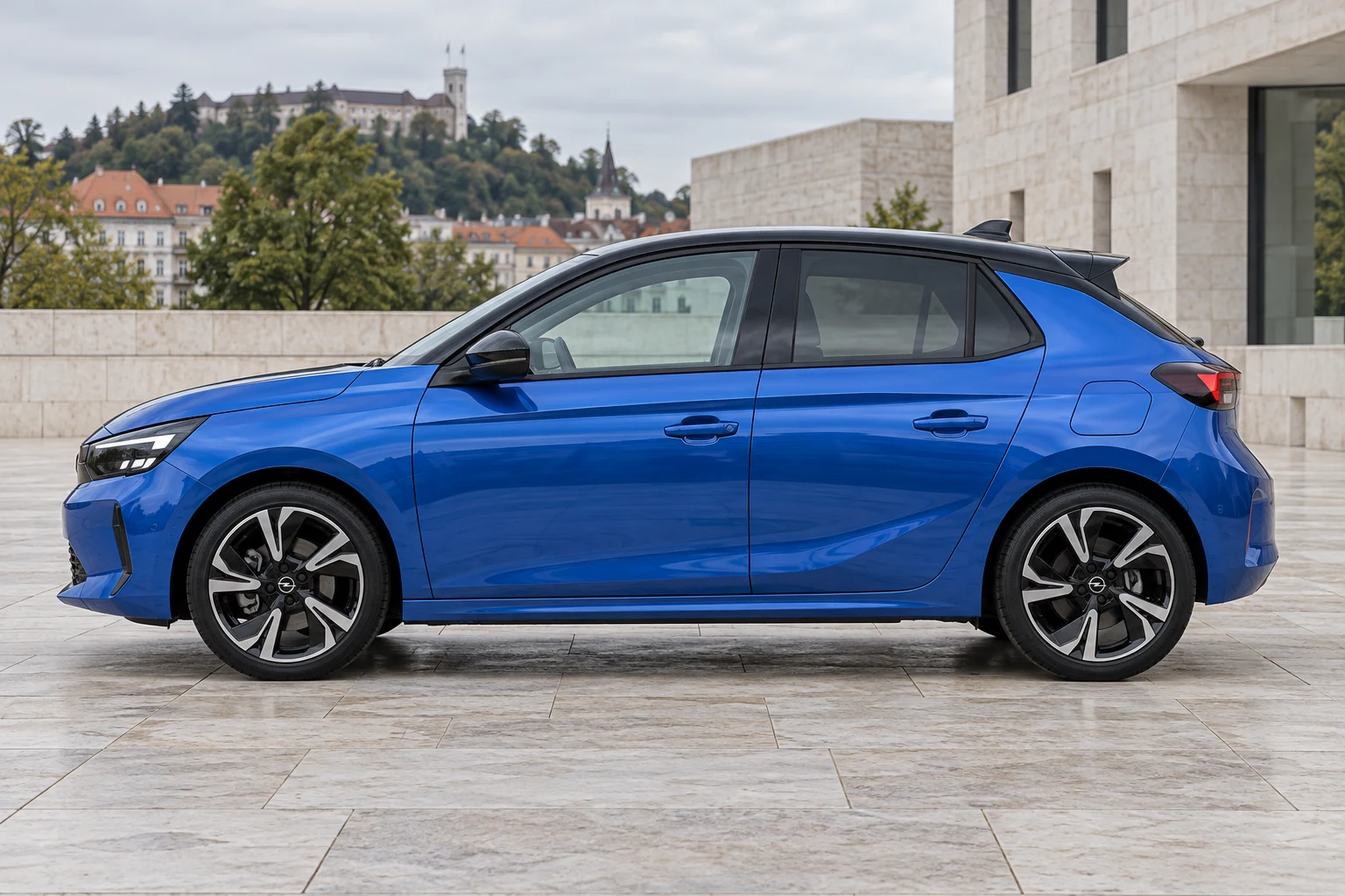 Seitenansicht (Fahrerseite) des Opel Corsa F Facelift als 5-Türer (Schrägheck) (mit KI erzeugt)