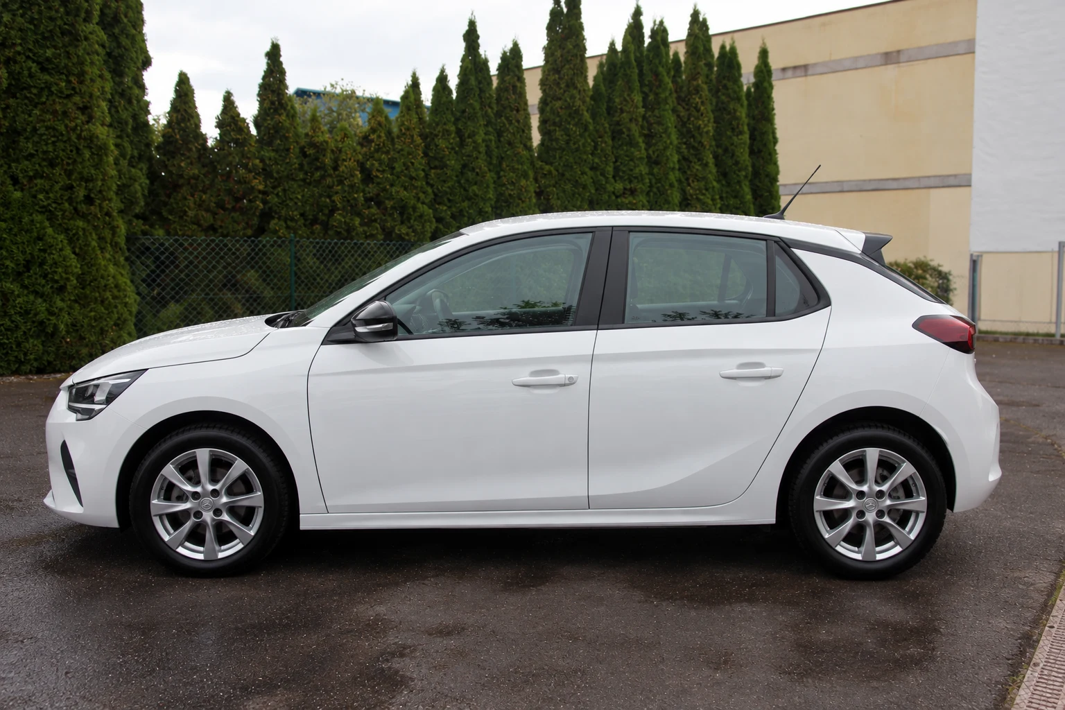 Seitenansicht (Fahrerseite) des Opel Corsa F als 5-Türer (Schrägheck) (mit KI erzeugt)