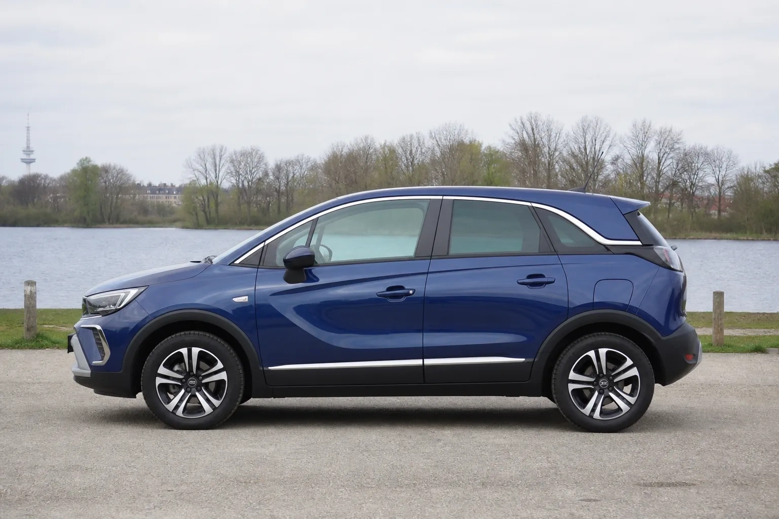 Seitenansicht (Fahrerseite) des Opel Crossland (X) als SUV (mit KI erzeugt)