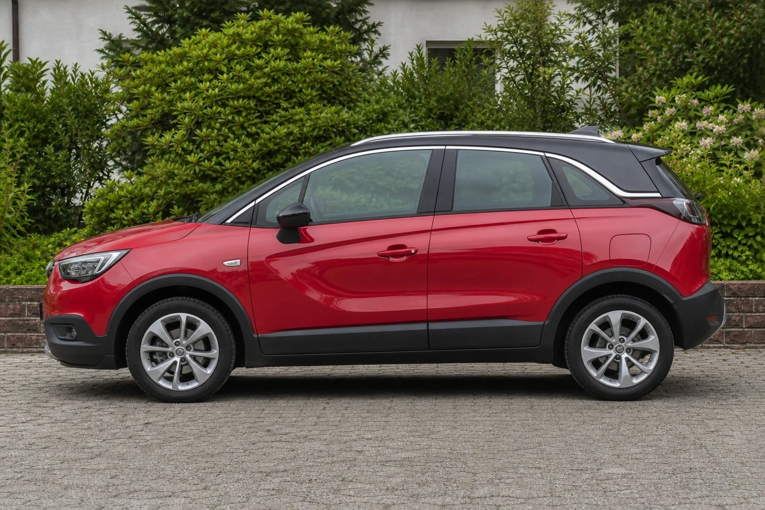 Seitenansicht (Fahrerseite) des Opel Crossland (X) als SUV (mit KI erzeugt)